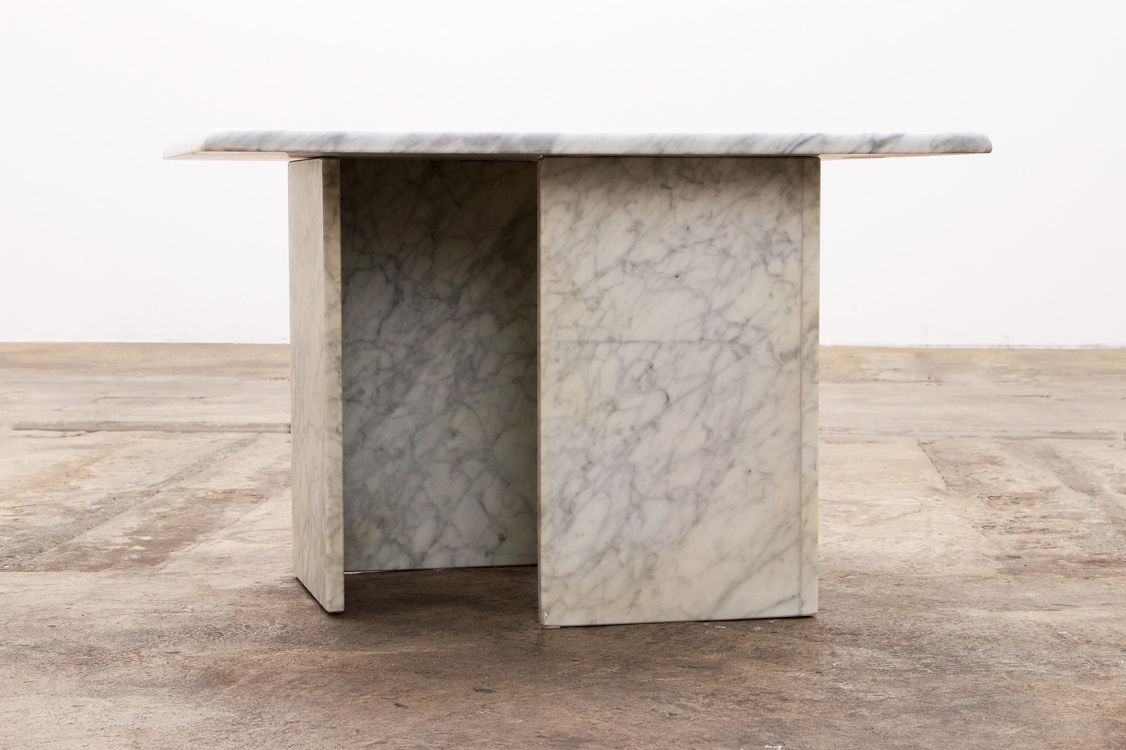 Italian Marble coffee table, timeless design from the 1970s For Sale 3