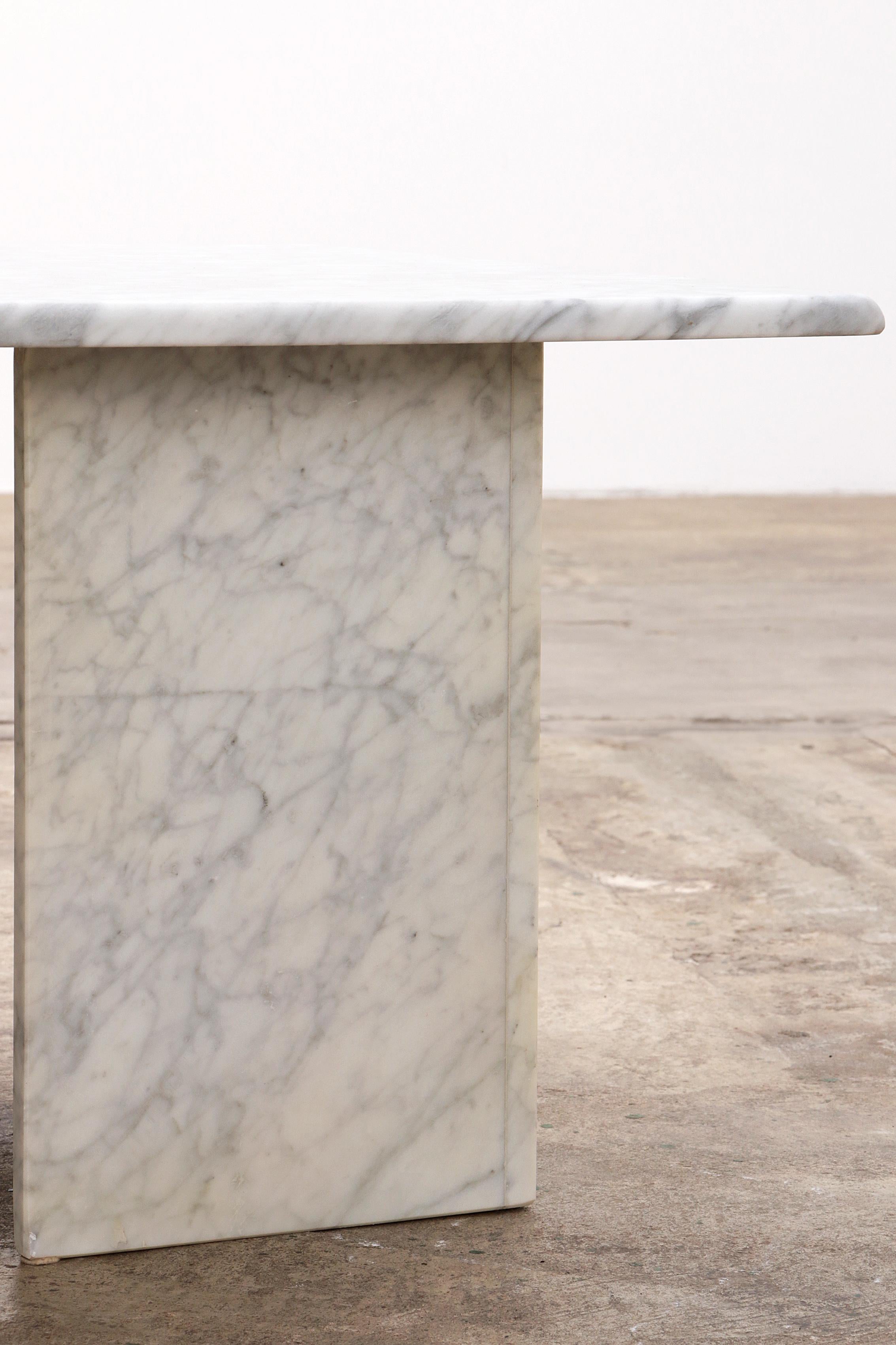 Table basse en marbre italien, design intemporel des années 1970 en vente 3