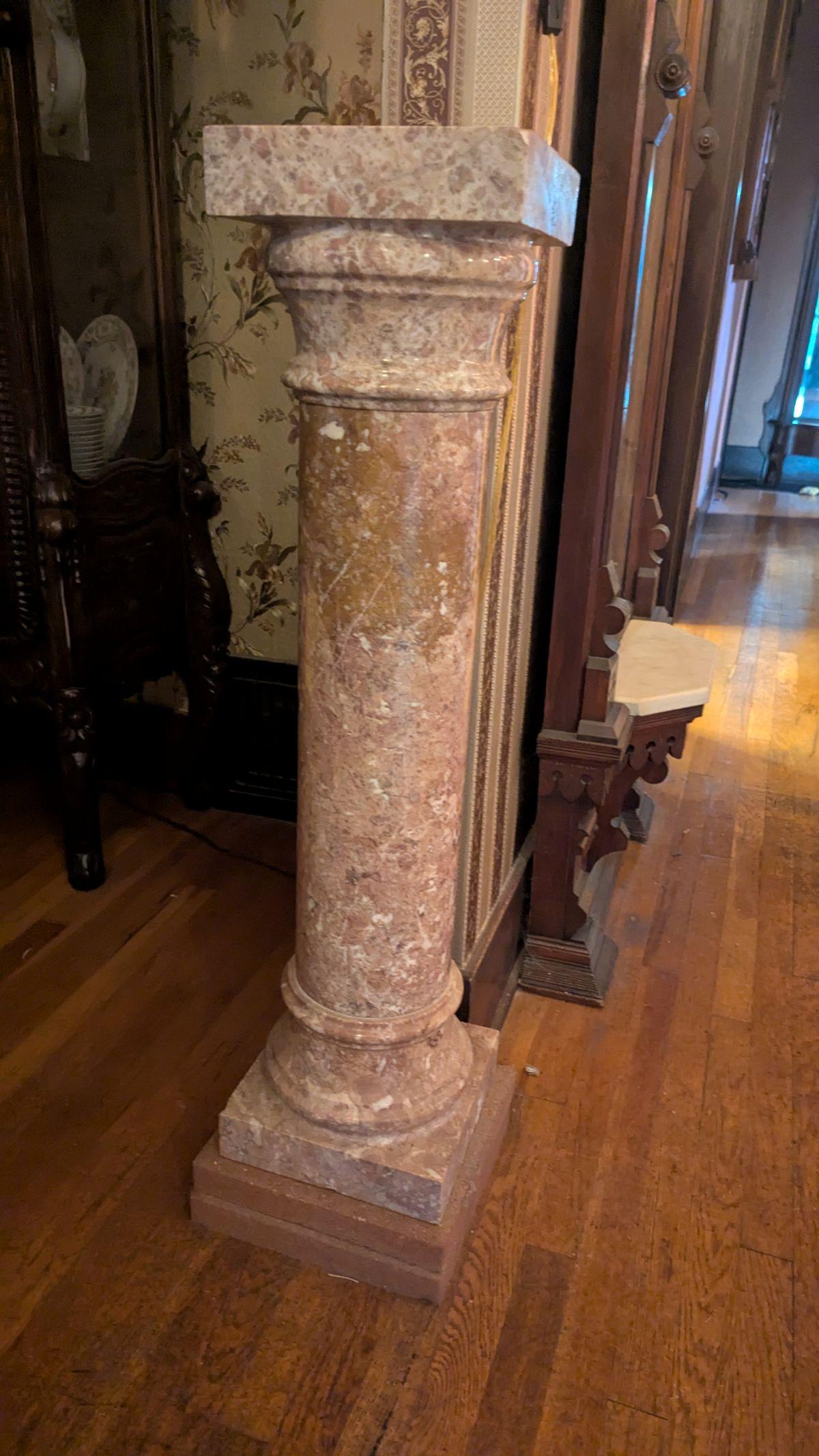 In offerta c'è una coppia di piedistalli a colonna in marmo rosa massiccio italiano, delle dimensioni di 10