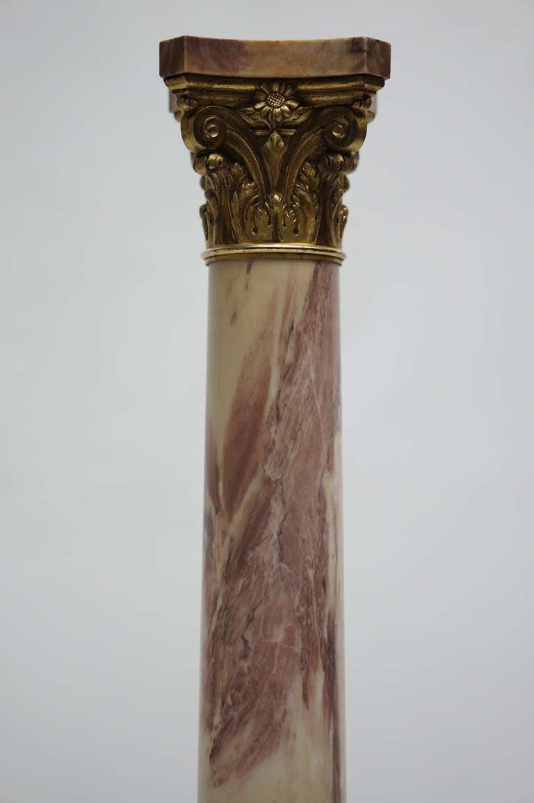 Eine Marmorsäule (Sockel) mit einem korinthischen Kapitell aus Bronze.
Maße: Höhe 118 cm.
Breite 30 cm.