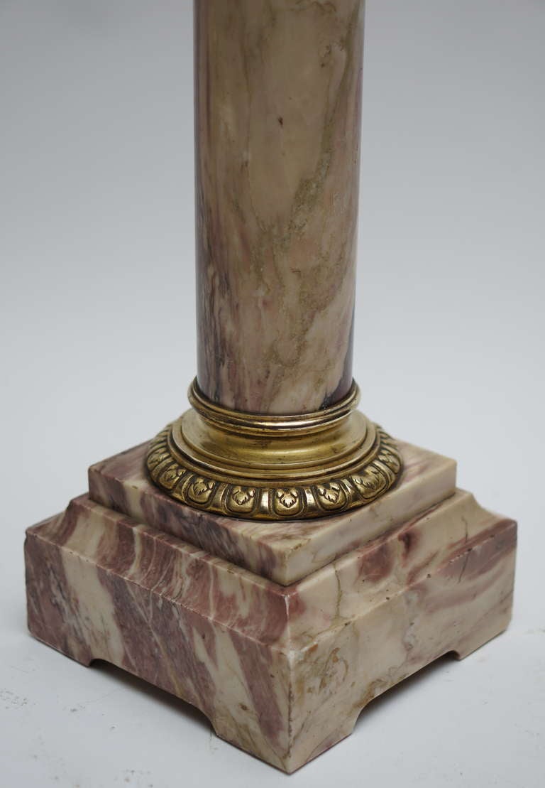 Doré Piédestal de colonne en marbre italien avec chapiteau corinthien en vente