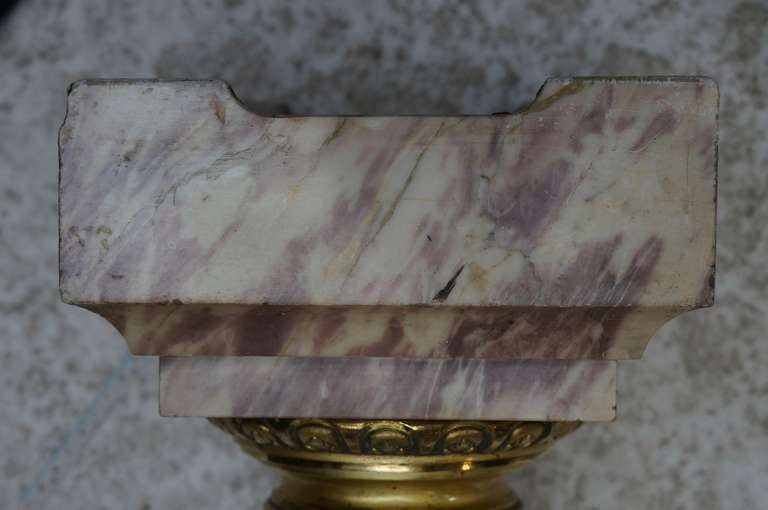 Piédestal de colonne en marbre italien avec chapiteau corinthien en vente 1