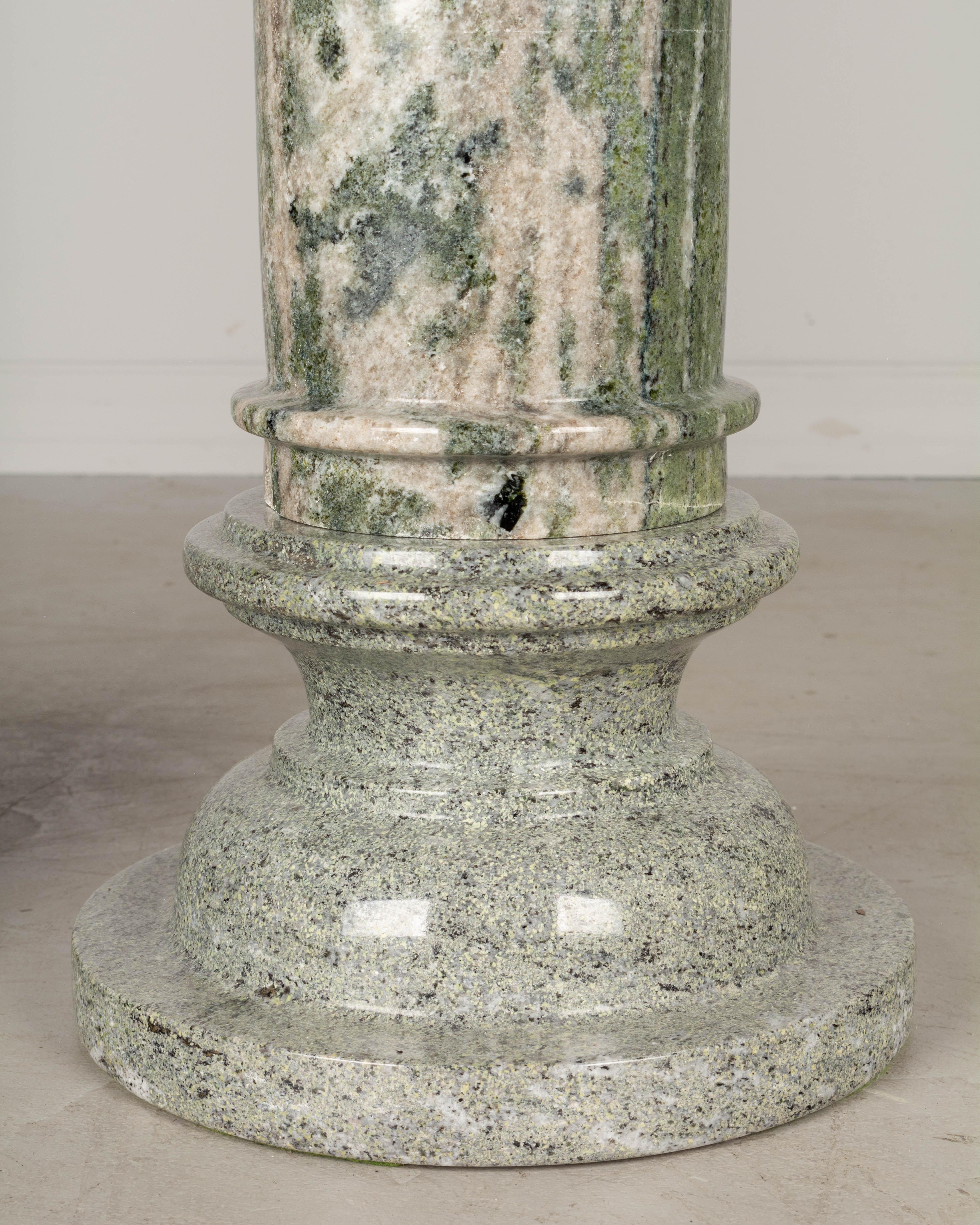 20ième siècle Paire de piédestaux à colonnes en marbre italien en vente