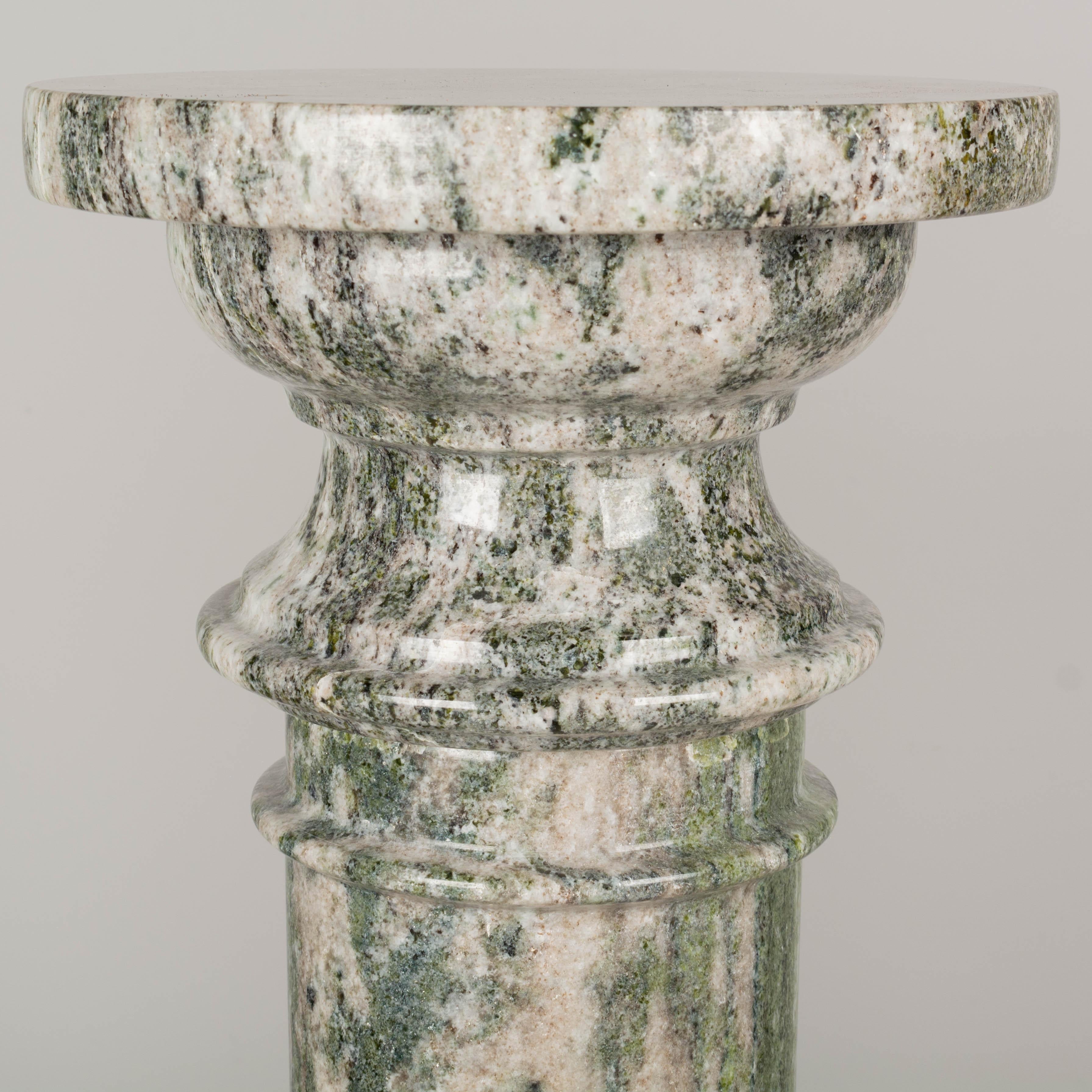 Paire de piédestaux à colonnes en marbre italien en vente 1