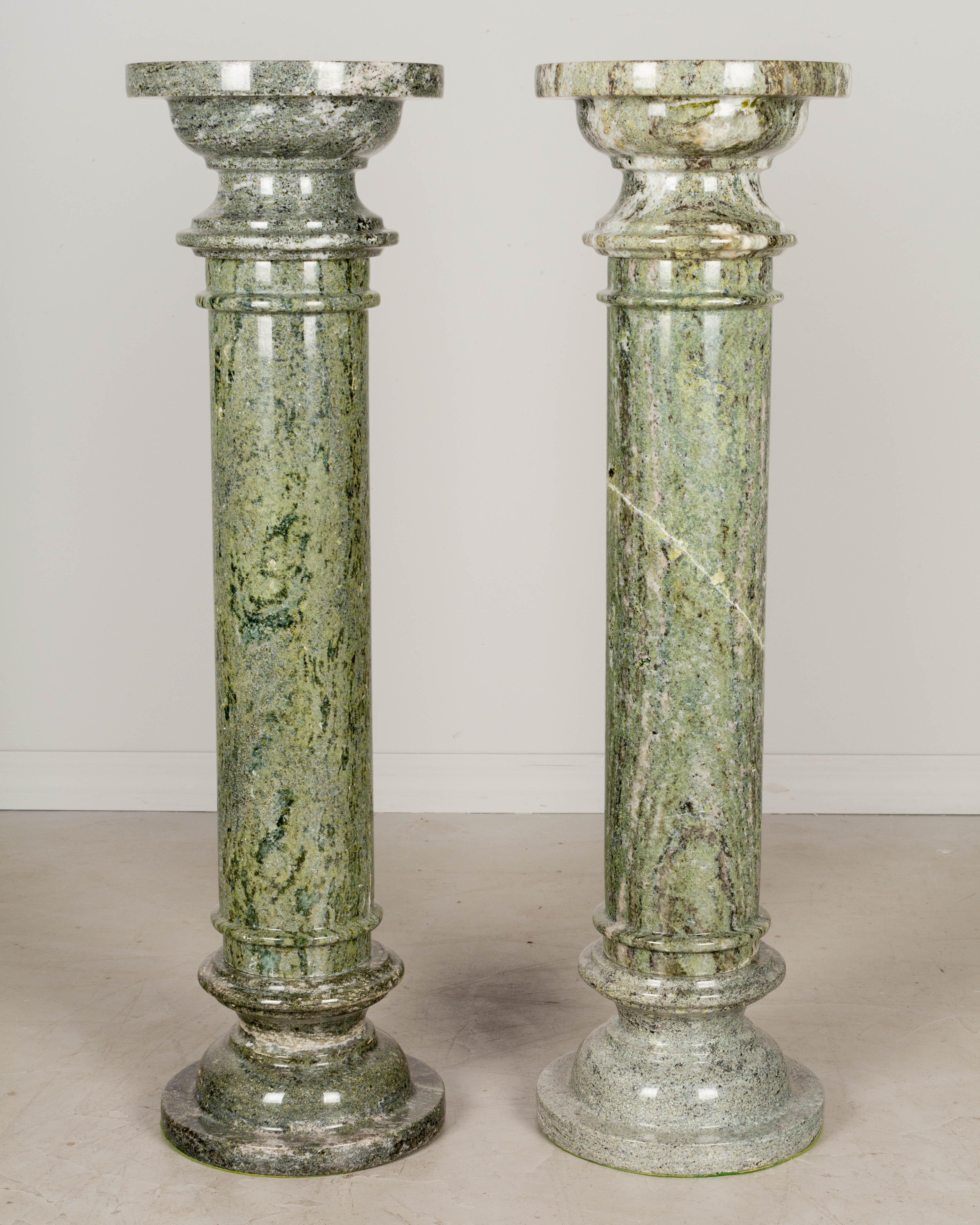 Paire de piédestaux à colonnes en marbre italien en vente 3