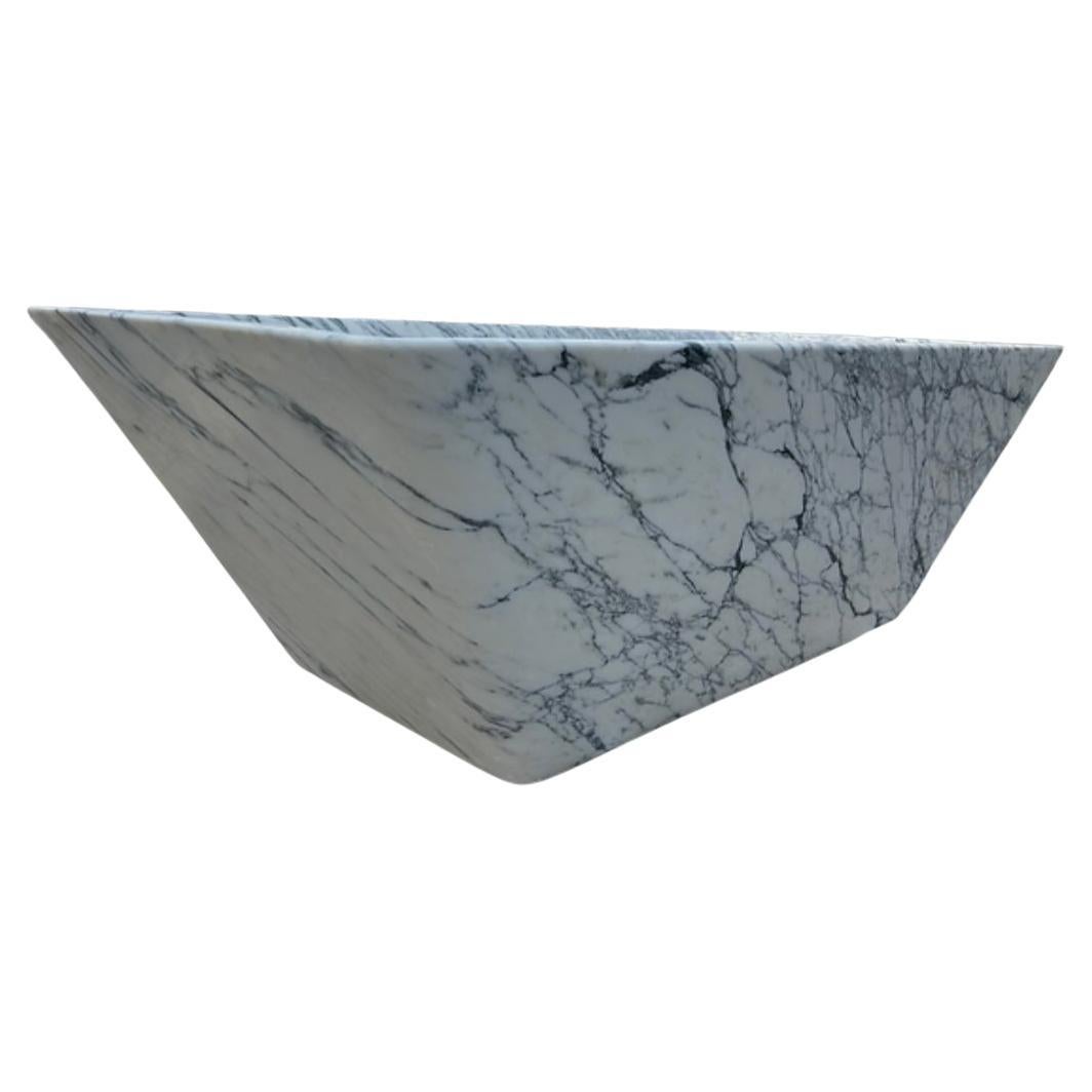 La baignoire sur mesure Italian Marble Designer est le summum du luxe et de l'artisanat, méticuleusement fabriquée à la main à partir du marbre italien le plus fin. Réputée pour sa beauté inégalée et son veinage naturel, cette baignoire apporte un
