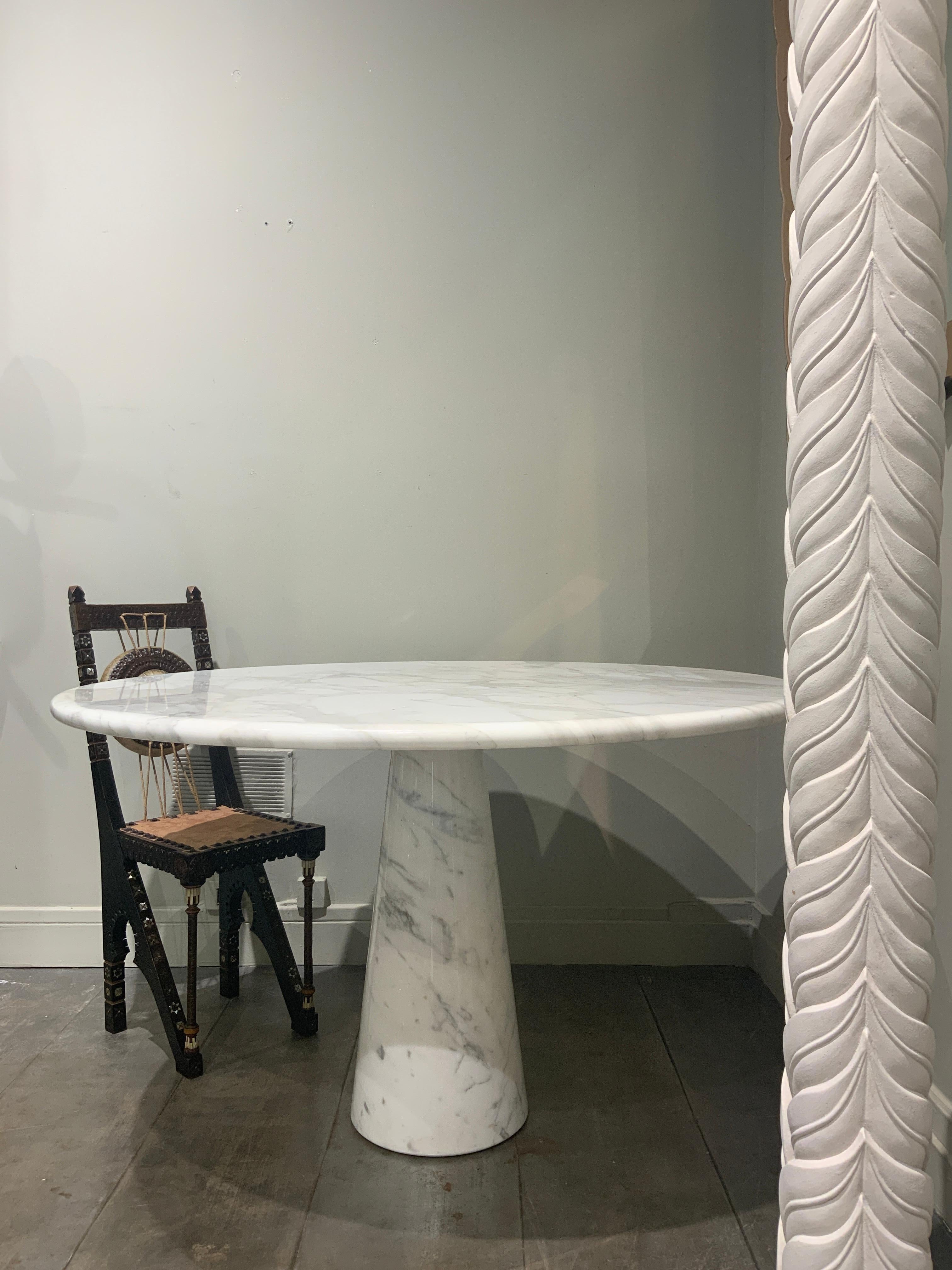 Elegant round statuary marble dining or center table Italy circa 1980
Nice marble top and perfect vintage condition 