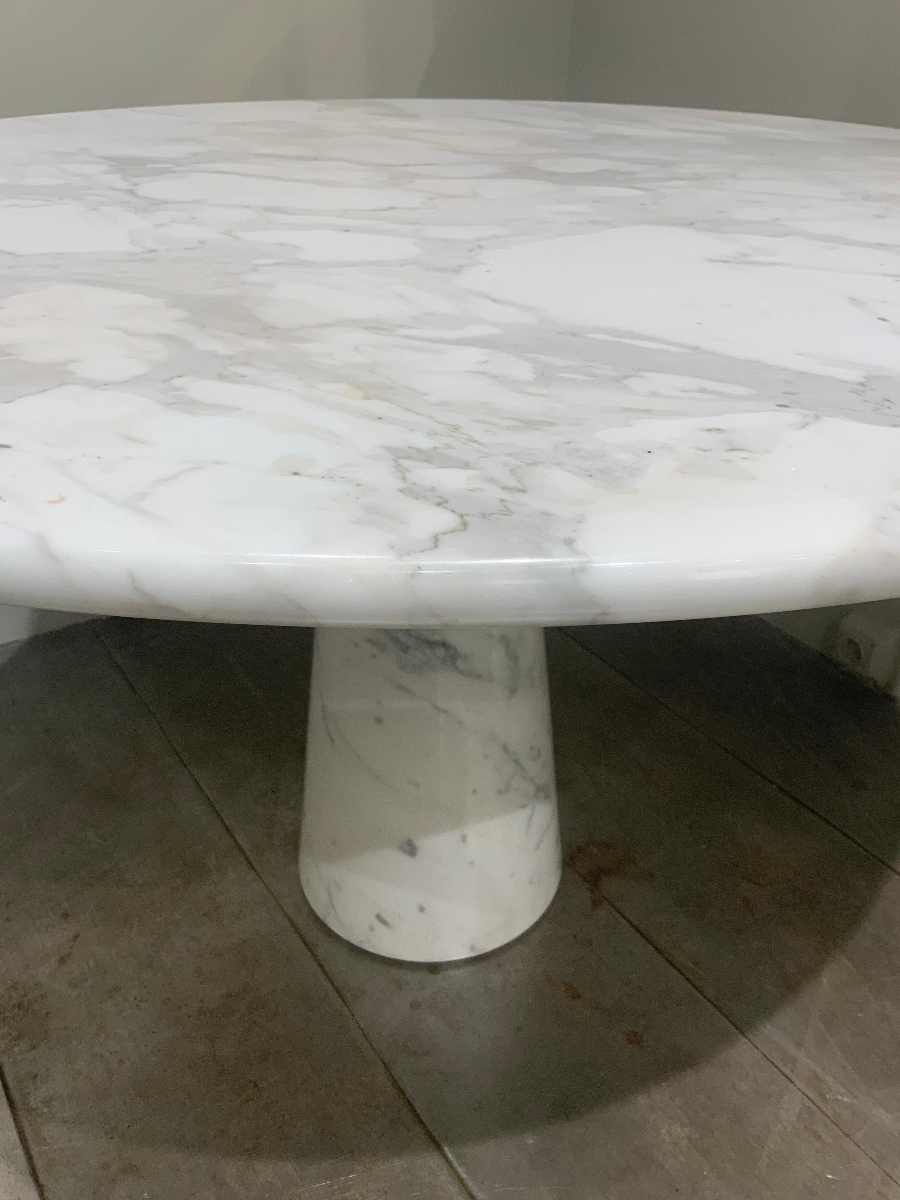 Mid-Century Modern Italian marble dining or center table circa 1980 For Sale