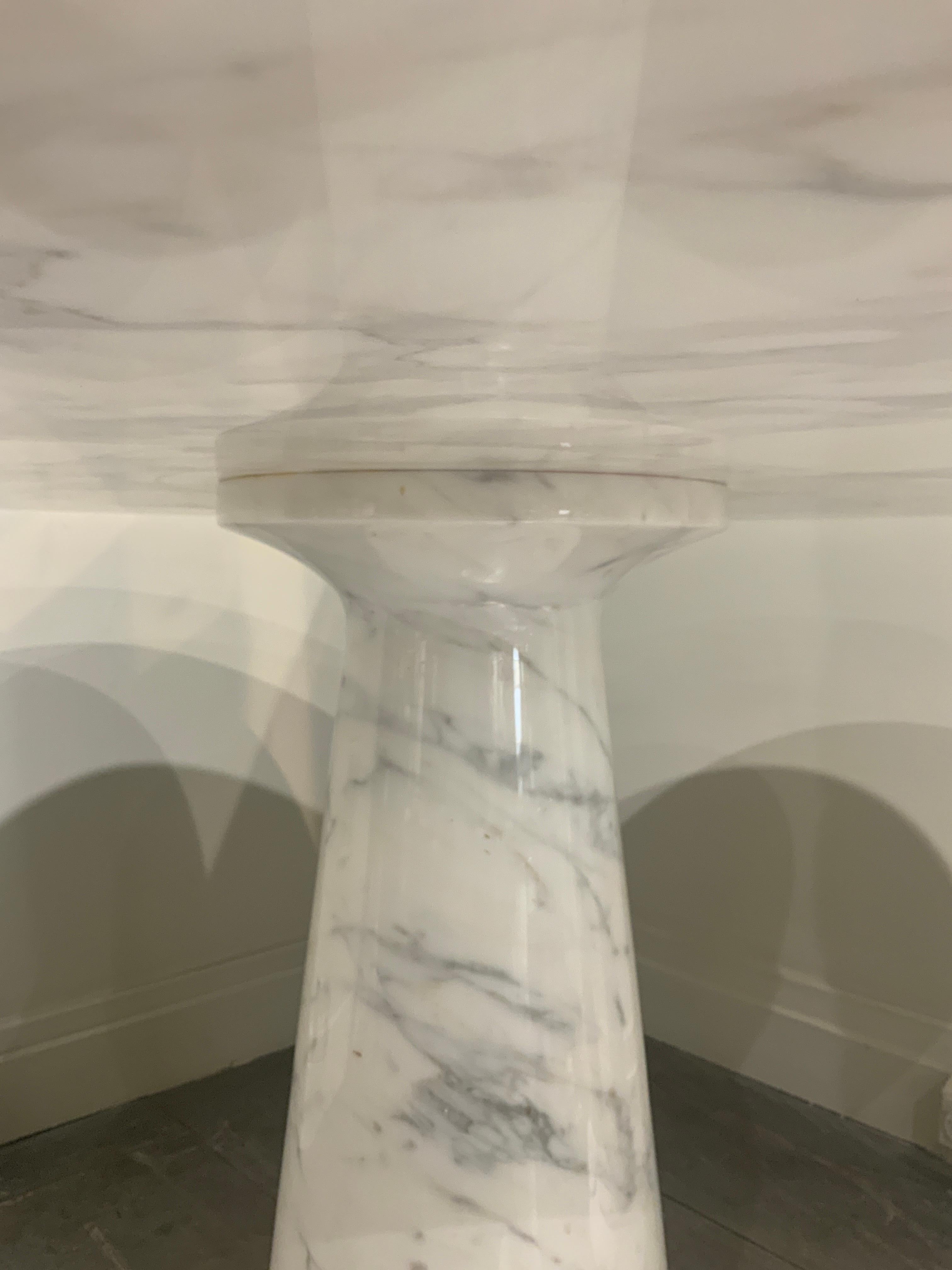 Italian marble dining or center table circa 1980 In Good Condition For Sale In PARIS, FR