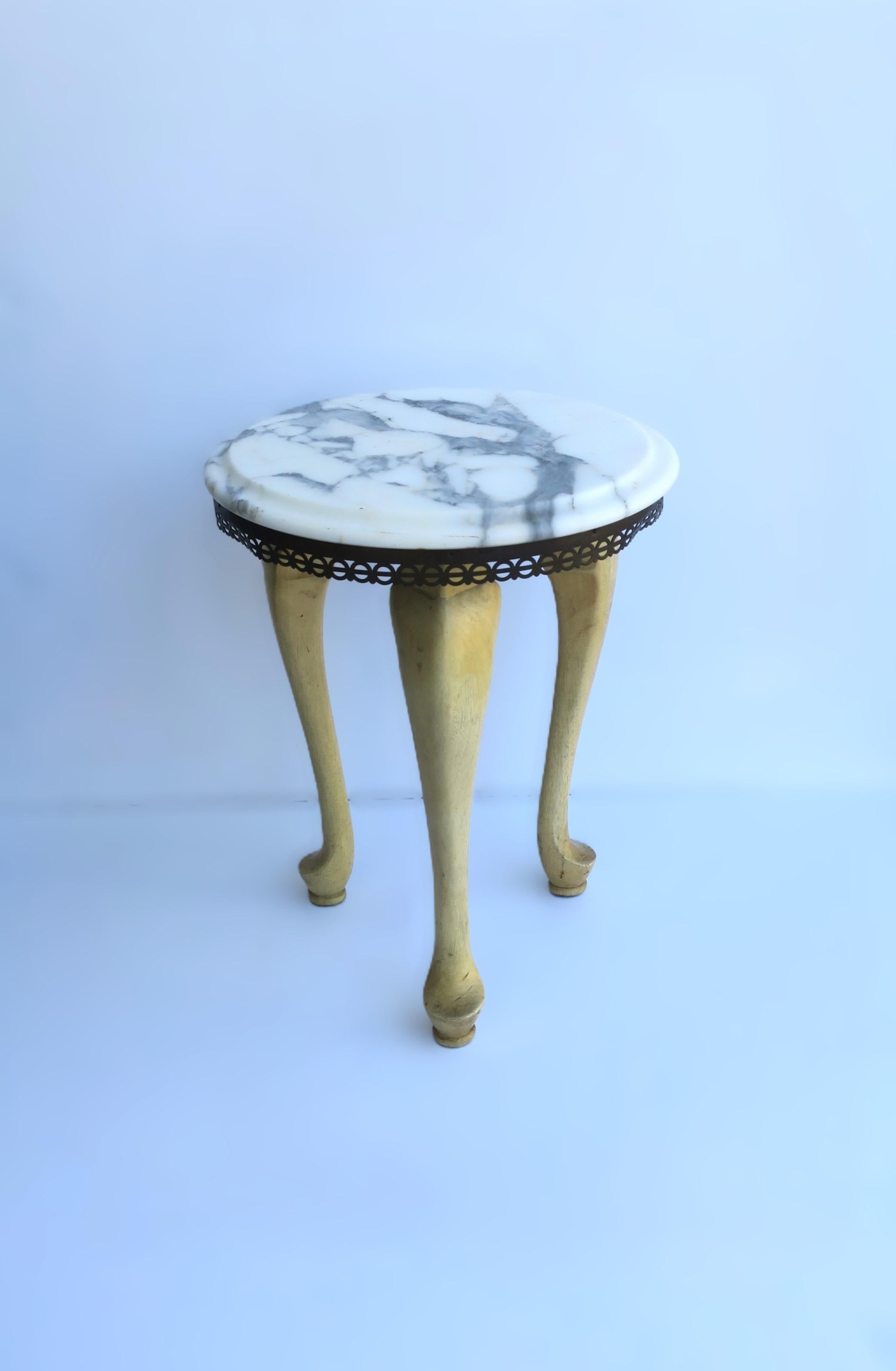 **One of two available, each sold separately, as per listing. 

An Italian marble and wood side or drinks table, in the Rococo style, circa early to mid-20th century, Italy. Table has a blonde wood base with a cabriole leg and pad feet, finished