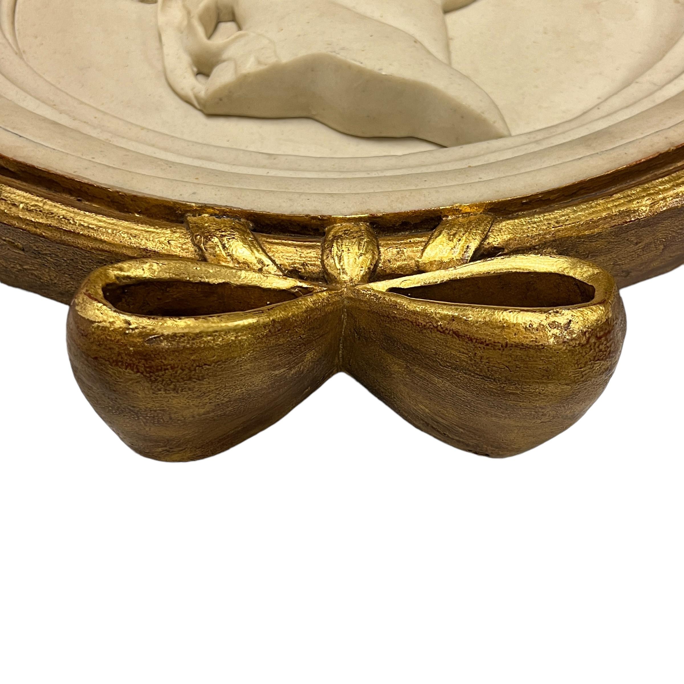 Circulaire à l'italienne  Plaque de relief en marbre représentant un empereur romain, peut-être Nero, montée dans un cadre en plâtre doré avec couronne de laurier, mesure 26 x 28 x 4 1/4 pouces.  Apparemment non signé.  