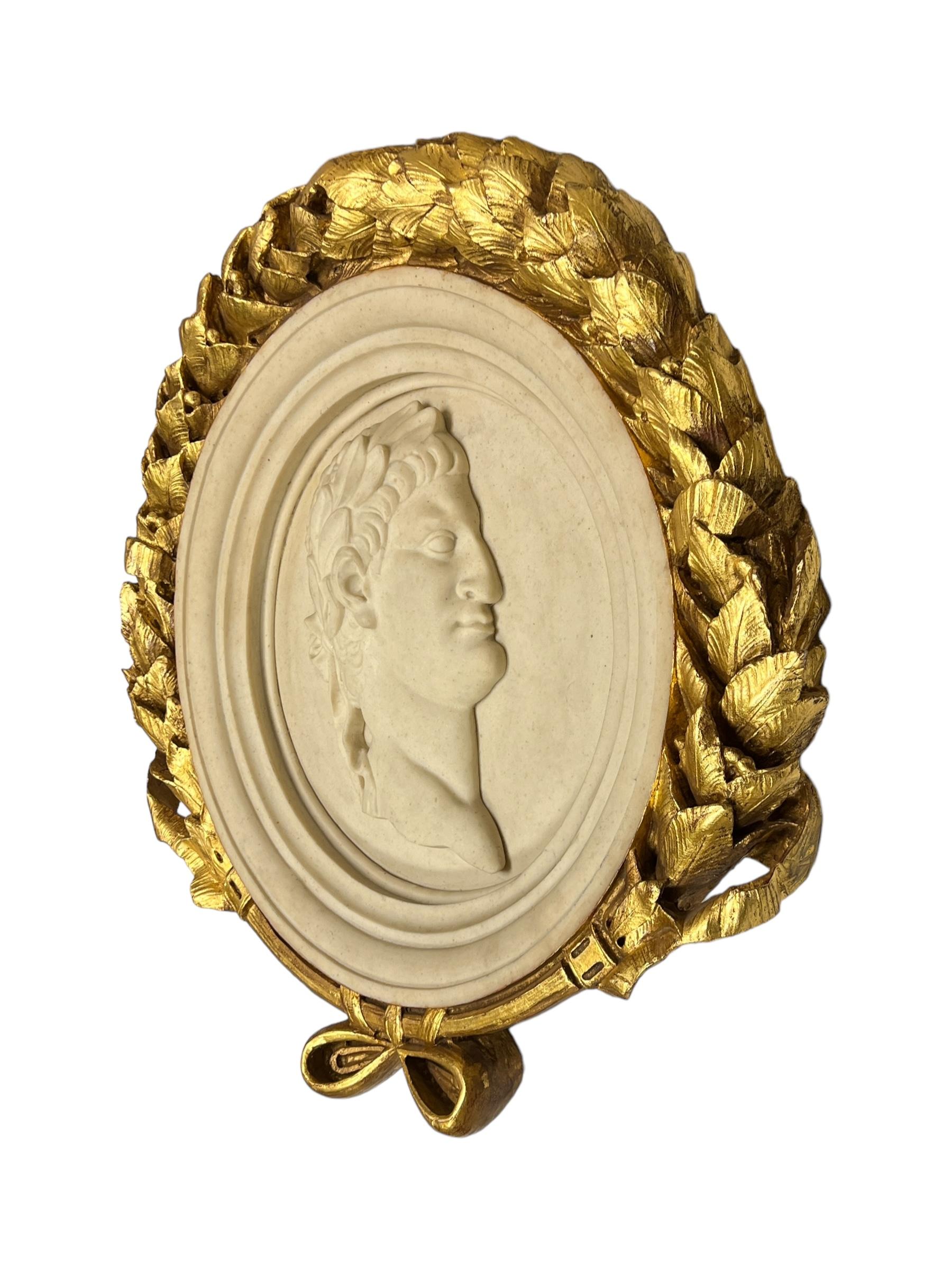 Inconnu Relief italien en marbre de l'empereur romain avec cadre doré en vente