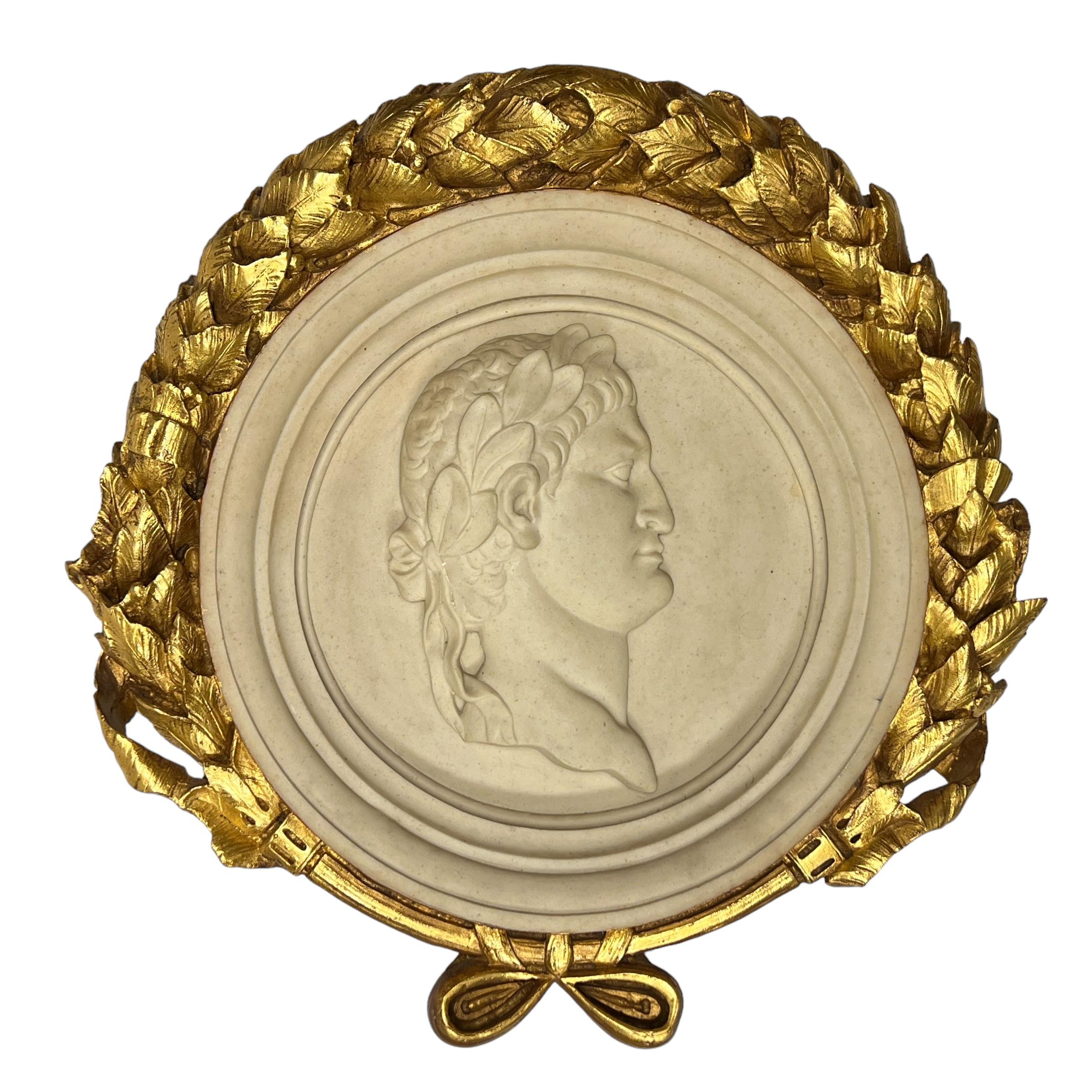 Doré Relief italien en marbre de l'empereur romain avec cadre doré en vente