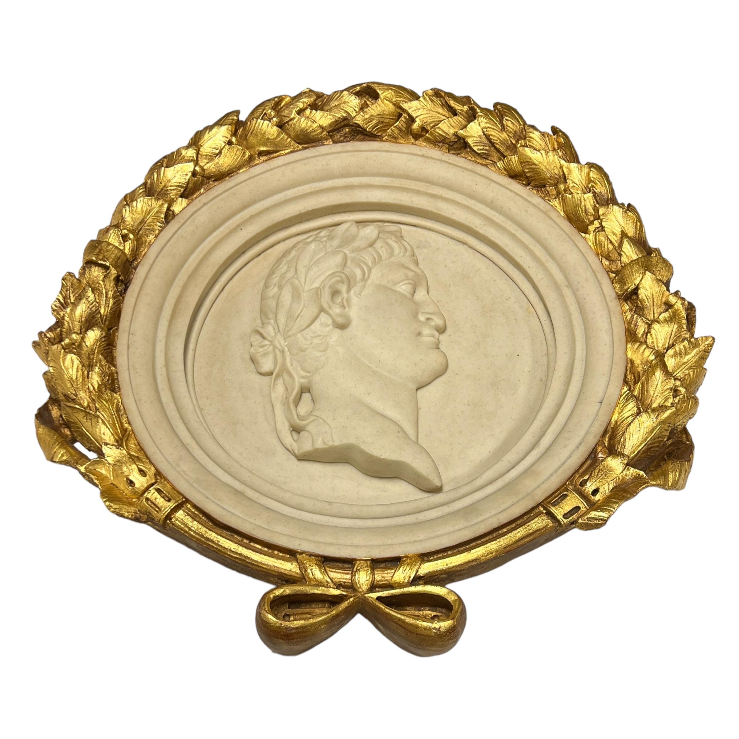 Relief italien en marbre de l'empereur romain avec cadre doré Bon état - En vente à New York, NY
