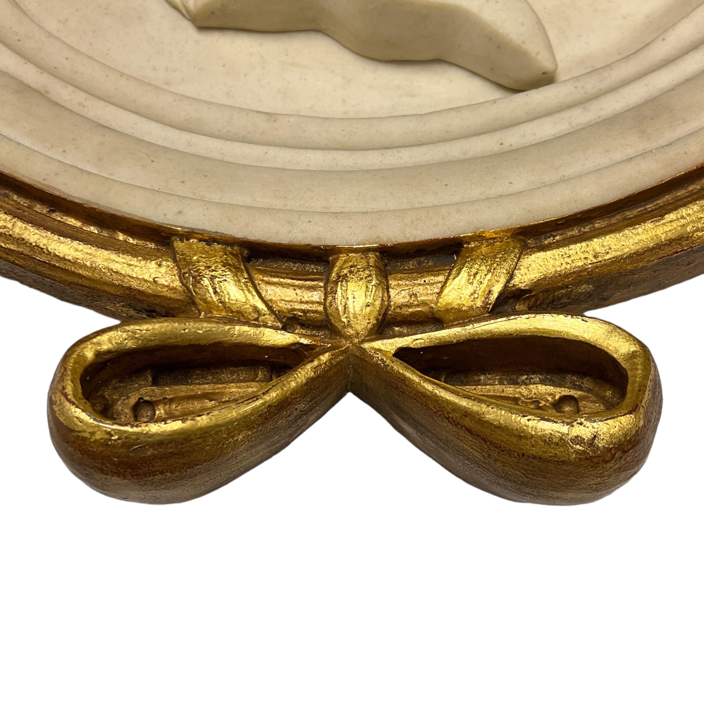 XXIe siècle et contemporain Relief italien en marbre de l'empereur romain avec cadre doré en vente