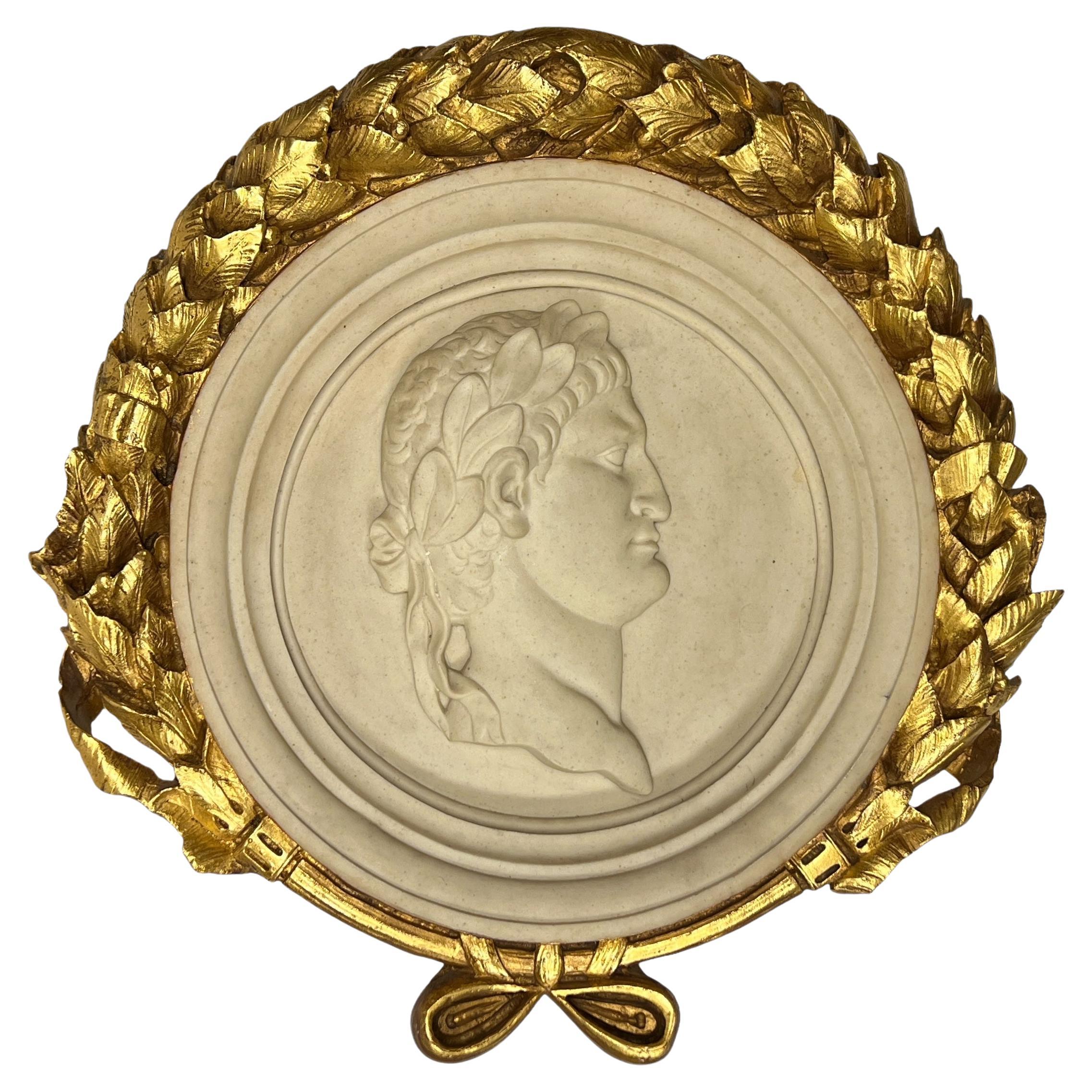 Relief italien en marbre de l'empereur romain avec cadre doré en vente