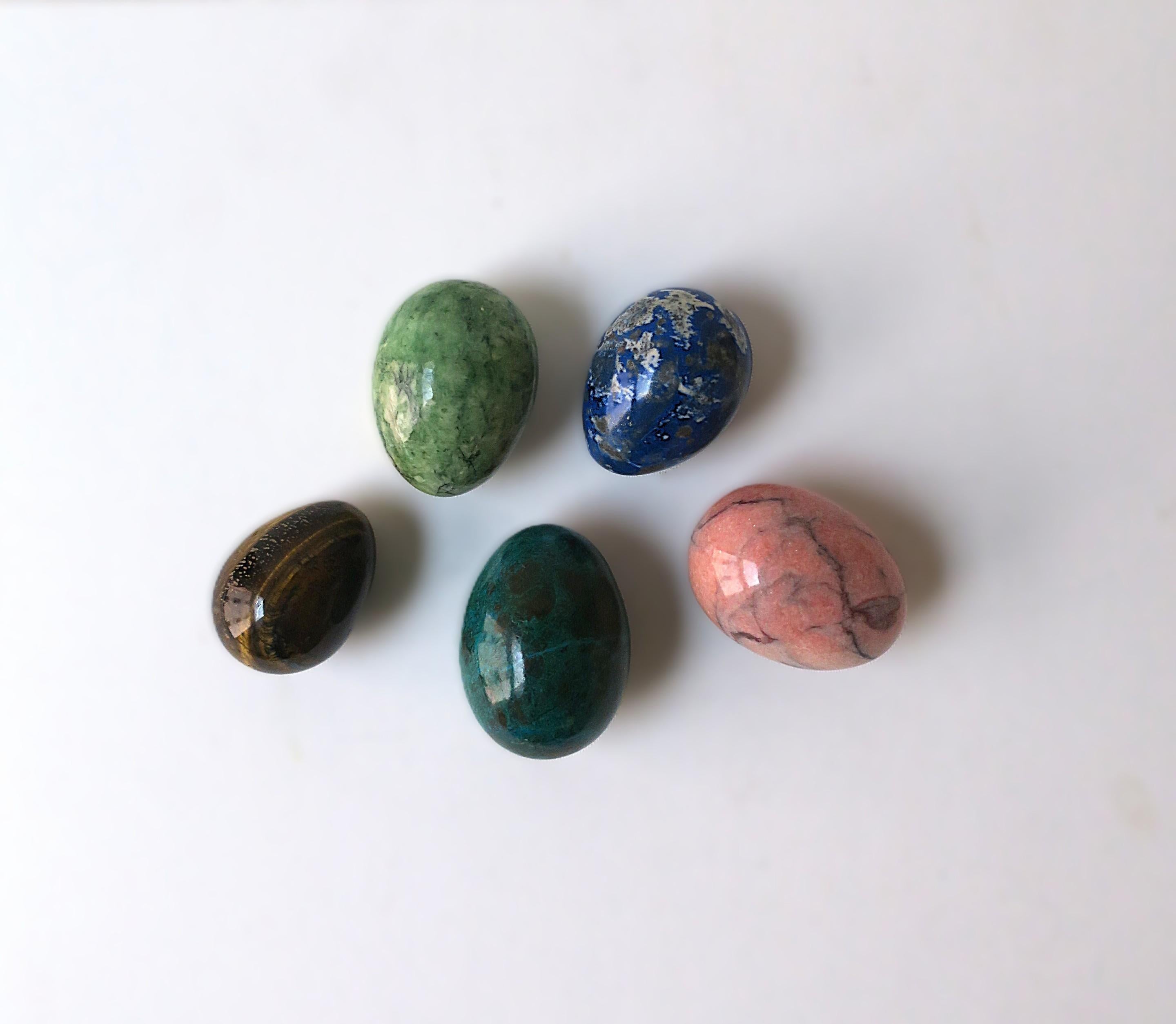 Un bellissimo set di cinque (5) sculture di uova in marmo italiano, in stile moderno, circa metà del XX secolo, Italia. Le uova includono il marmo, l'alabastro e l'occhio di tigre, detto anche occhio di gatto, che è una pietra preziosa. Le tonalità
