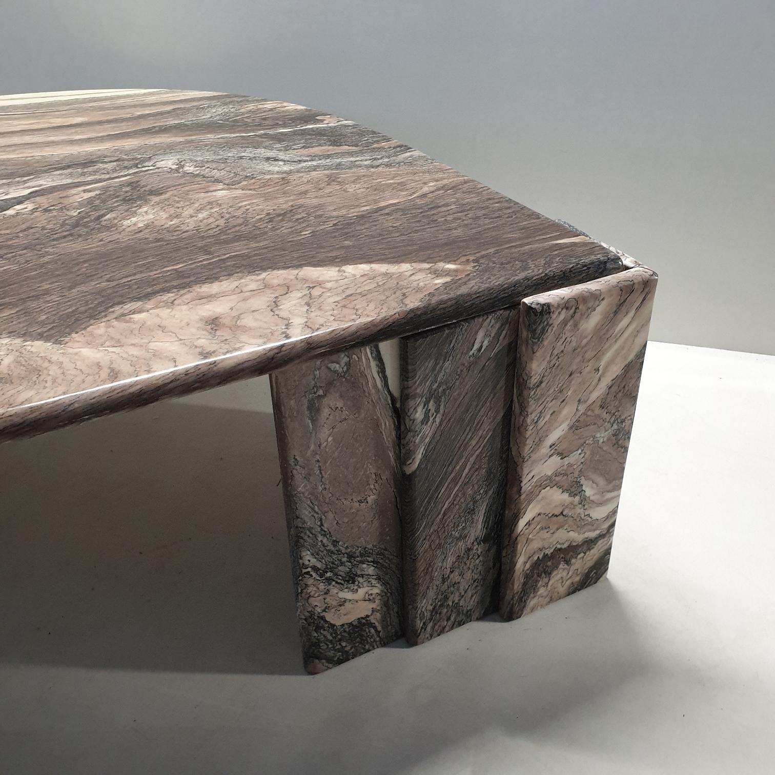 Italian Marble Eye Shaped Coffee Table, 1970s In Good Condition For Sale In Valkenswaard, NL