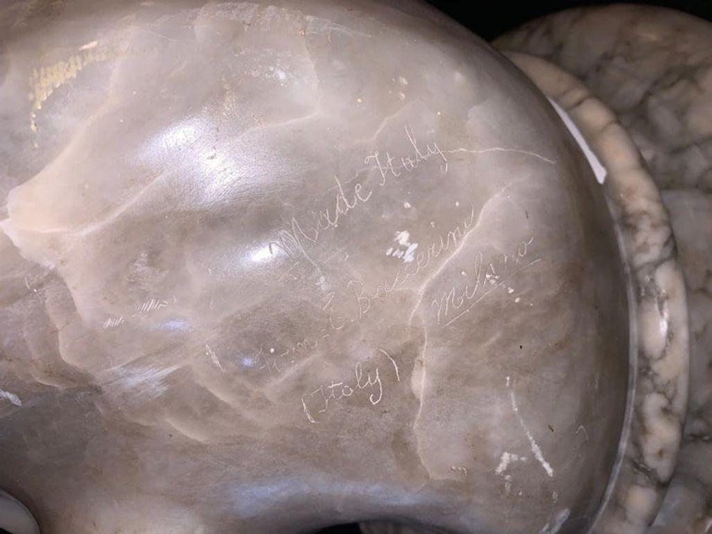 Magnifique sculpture italienne en marbre de la fin du XIXe siècle représentant une femme gracieuse tenant une torchère. Cette pièce finement sculptée présente des détails exquis dans les draperies, les traits du visage et la pose, illustrant la