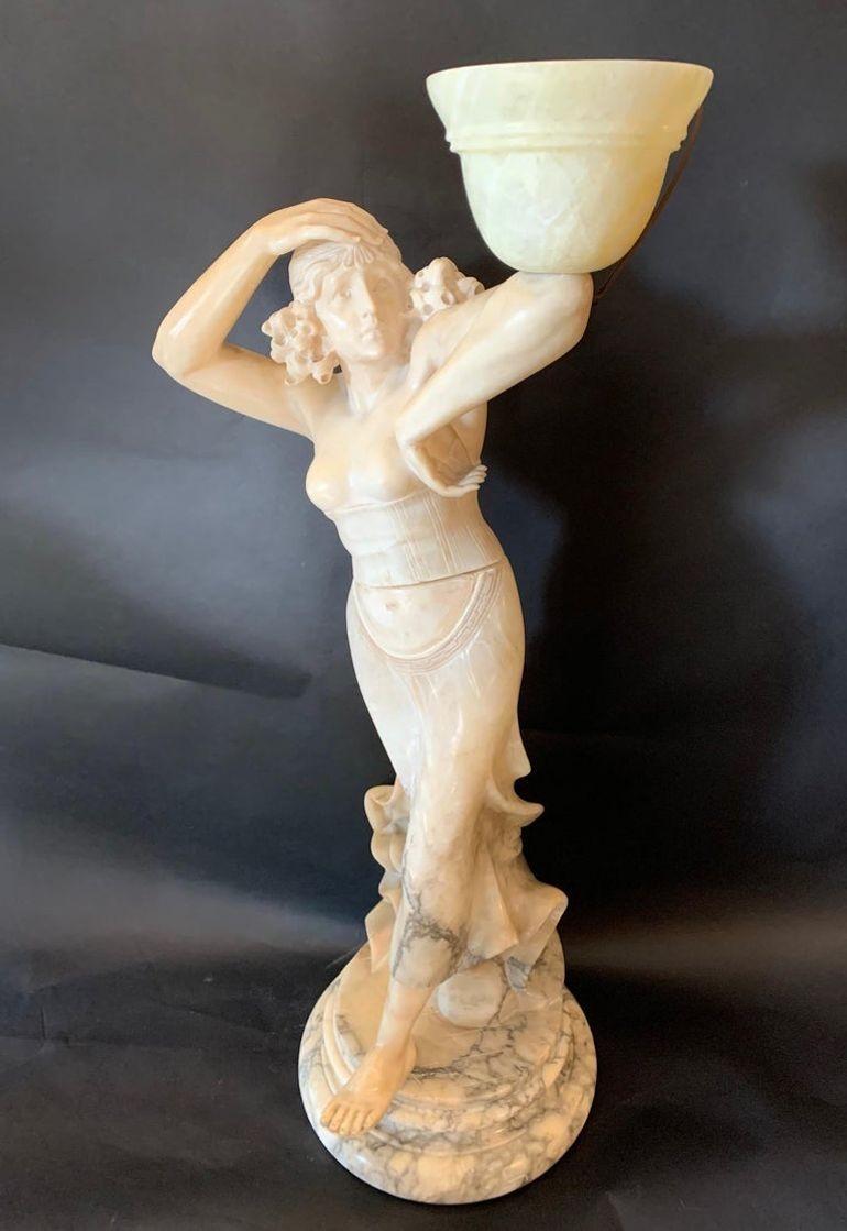 XIXe siècle Sculpture figurative italienne en marbre représentant une femme avec une torchère, fin du 19e siècle en vente