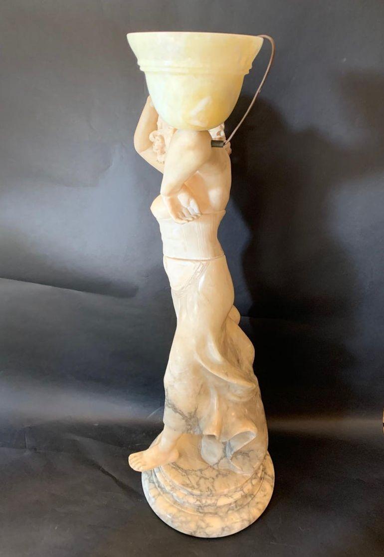 Marbre Sculpture figurative italienne en marbre représentant une femme avec une torchère, fin du 19e siècle en vente
