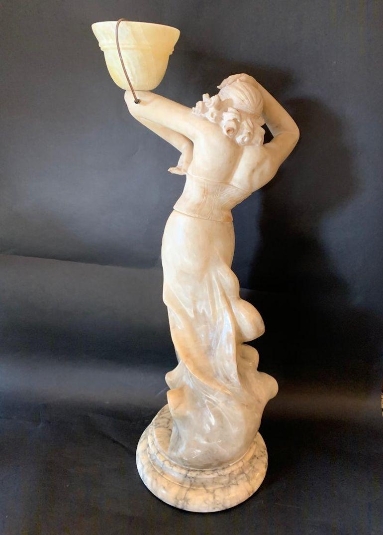 Sculpture figurative italienne en marbre représentant une femme avec une torchère, fin du 19e siècle en vente 1
