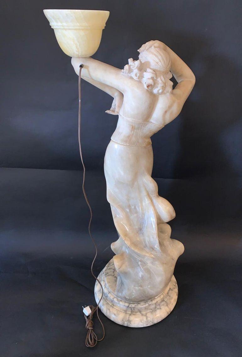 Sculpture figurative italienne en marbre représentant une femme avec une torchère, fin du 19e siècle en vente 2