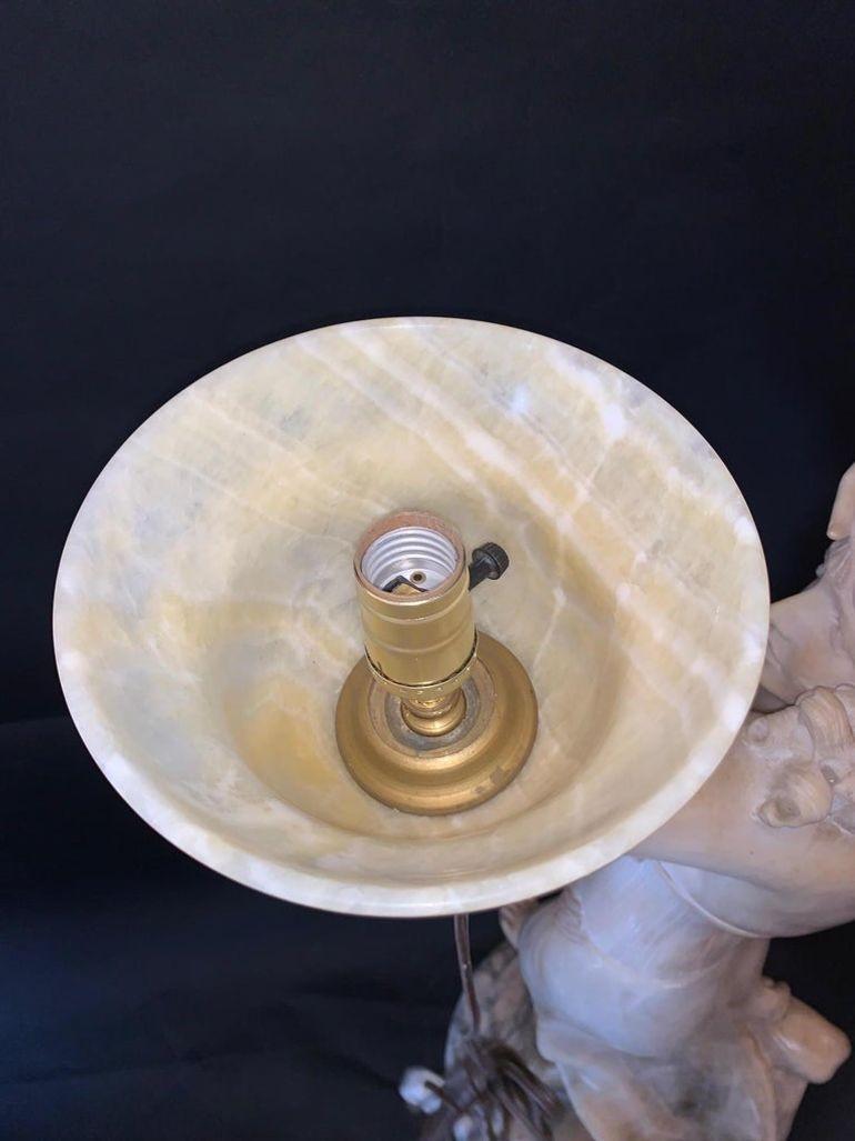 Sculpture figurative italienne en marbre représentant une femme avec une torchère, fin du 19e siècle en vente 3