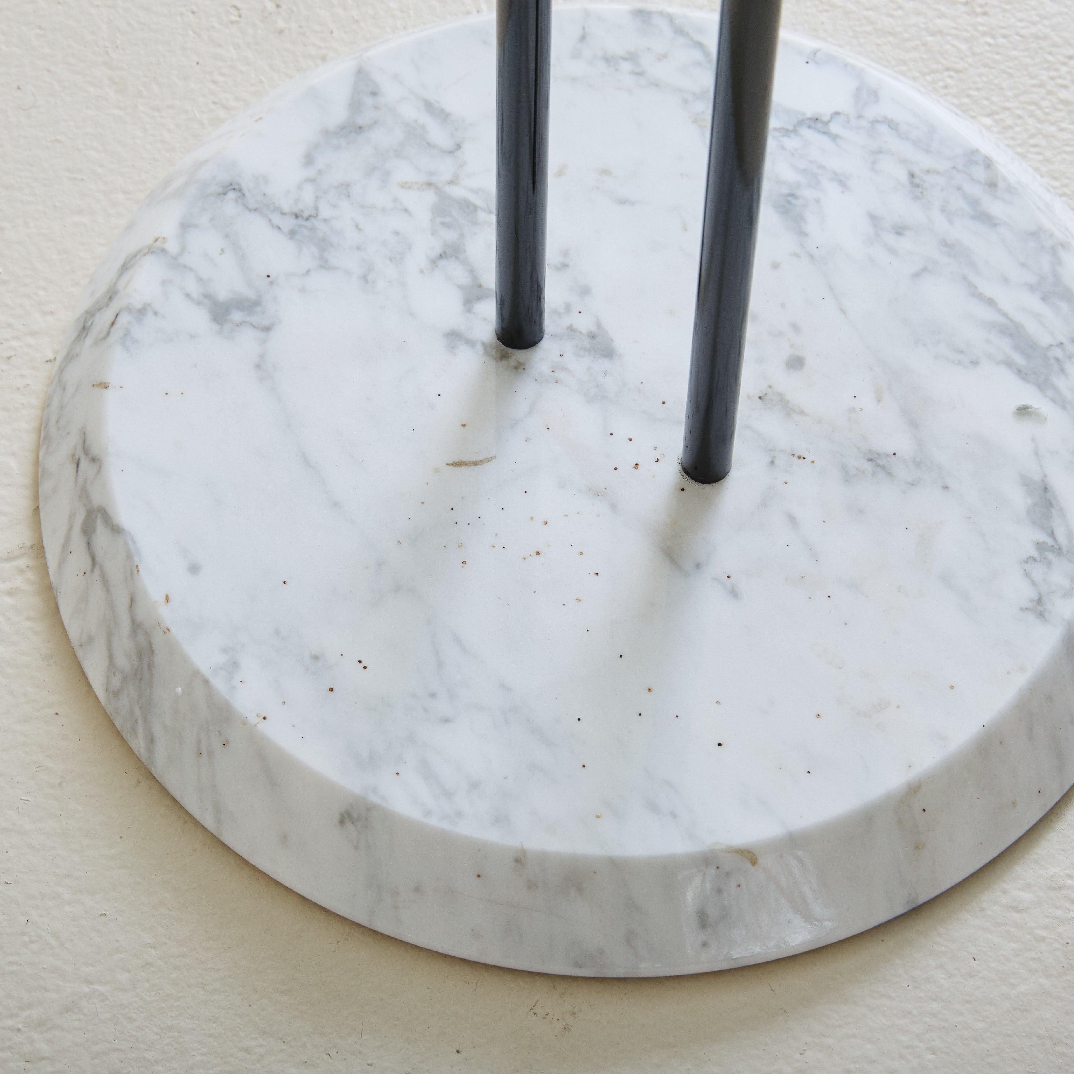 Table d'appoint italienne en marbre et verre attribuée à Vico Magistretti pour Cattelan Italia, 1980 Bon état - En vente à Chicago, IL