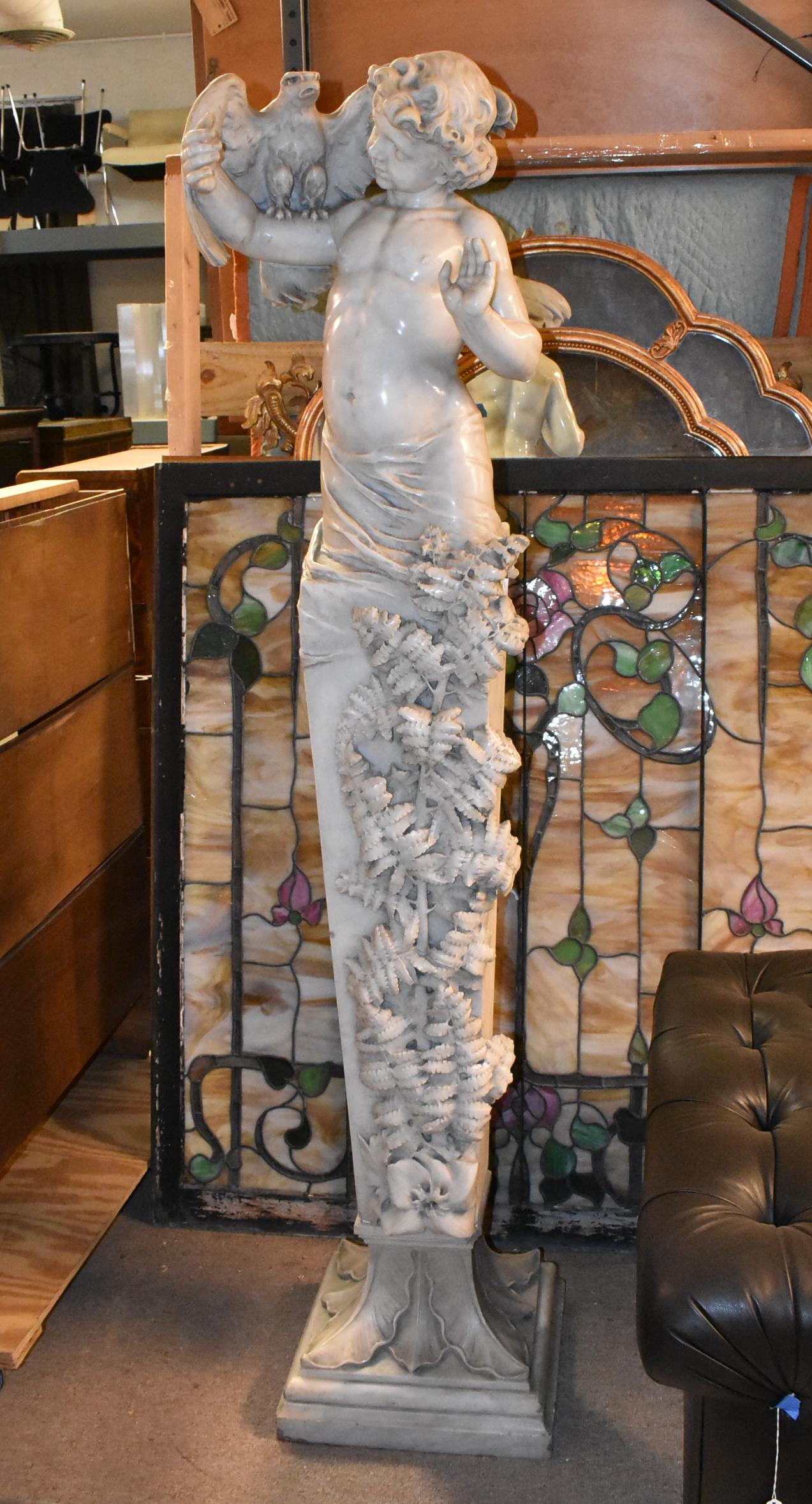 Italienischer Marmor Herm Figur. Diese Statue stellt ein lächelndes Kind dar, das den rechten Arm hebt, um einen Vogel auf dem Oberarm zu halten. Die Figur ist in der Taille drapiert und über den Knien abgeschnitten. Sie wird von einem rechteckigen,