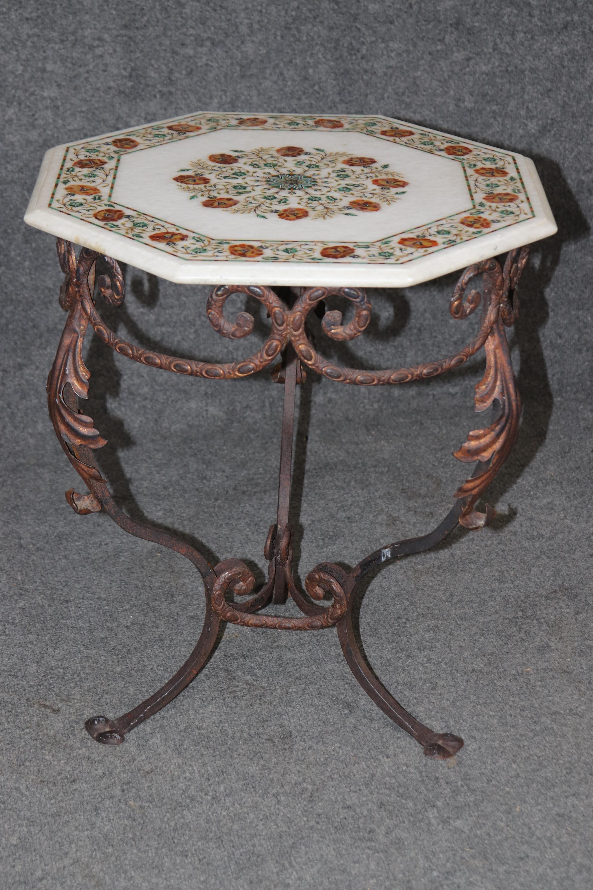 Achteckiger italienischer Pietra Dura-Schmiedeeisen-Beistelltisch mit Marmorintarsien, Pietra Dura, 1950 (Neoklassisches Revival) im Angebot