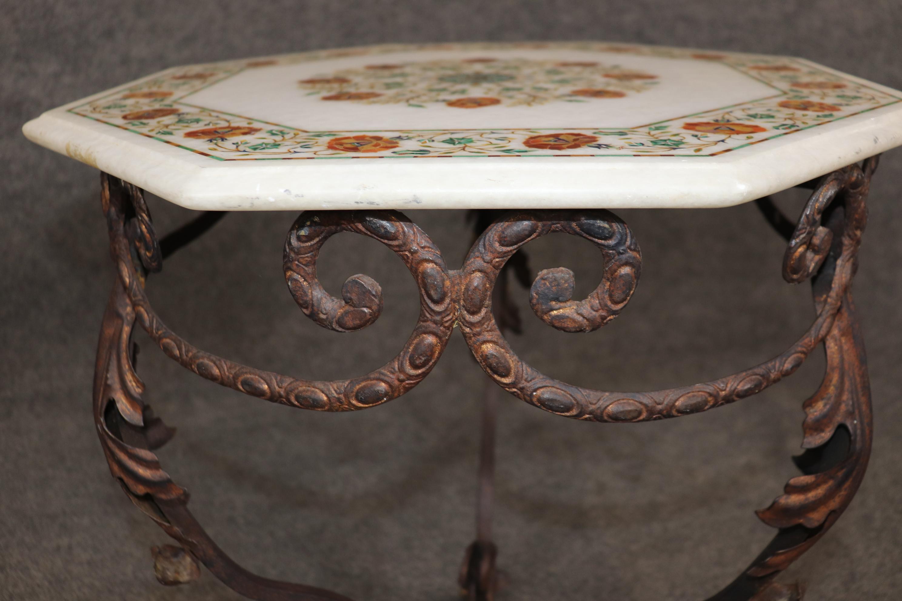 Achteckiger italienischer Pietra Dura-Schmiedeeisen-Beistelltisch mit Marmorintarsien, Pietra Dura, 1950 (Italienisch) im Angebot