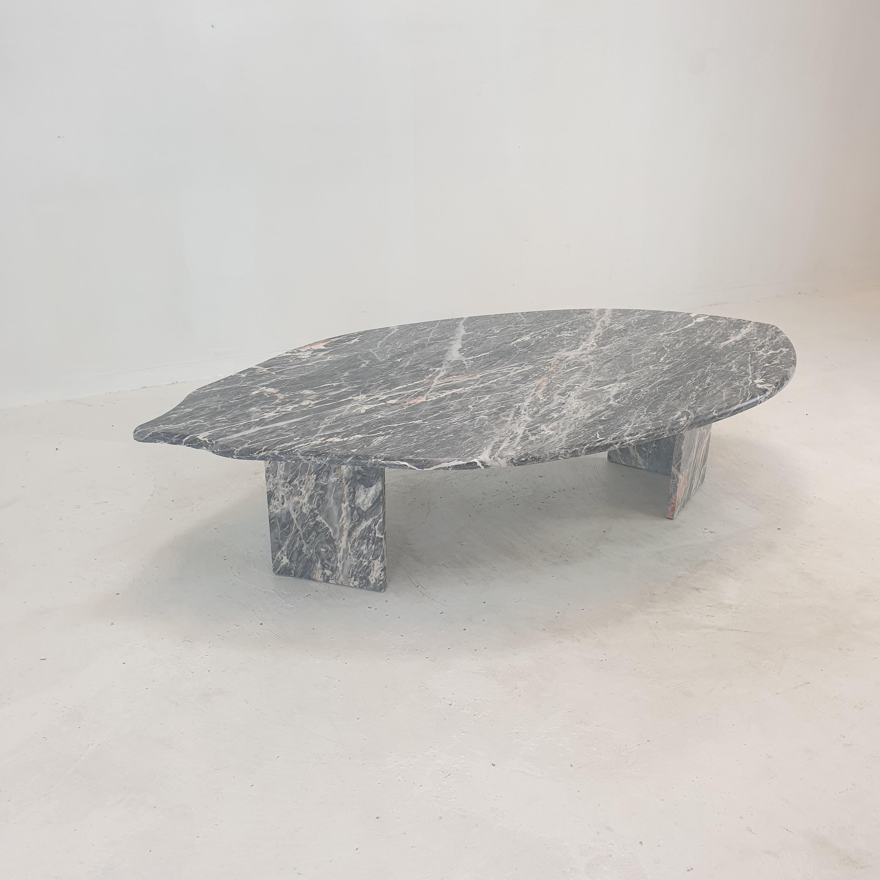 Table basse italienne en forme de feuille de marbre, années 1980 en vente 3