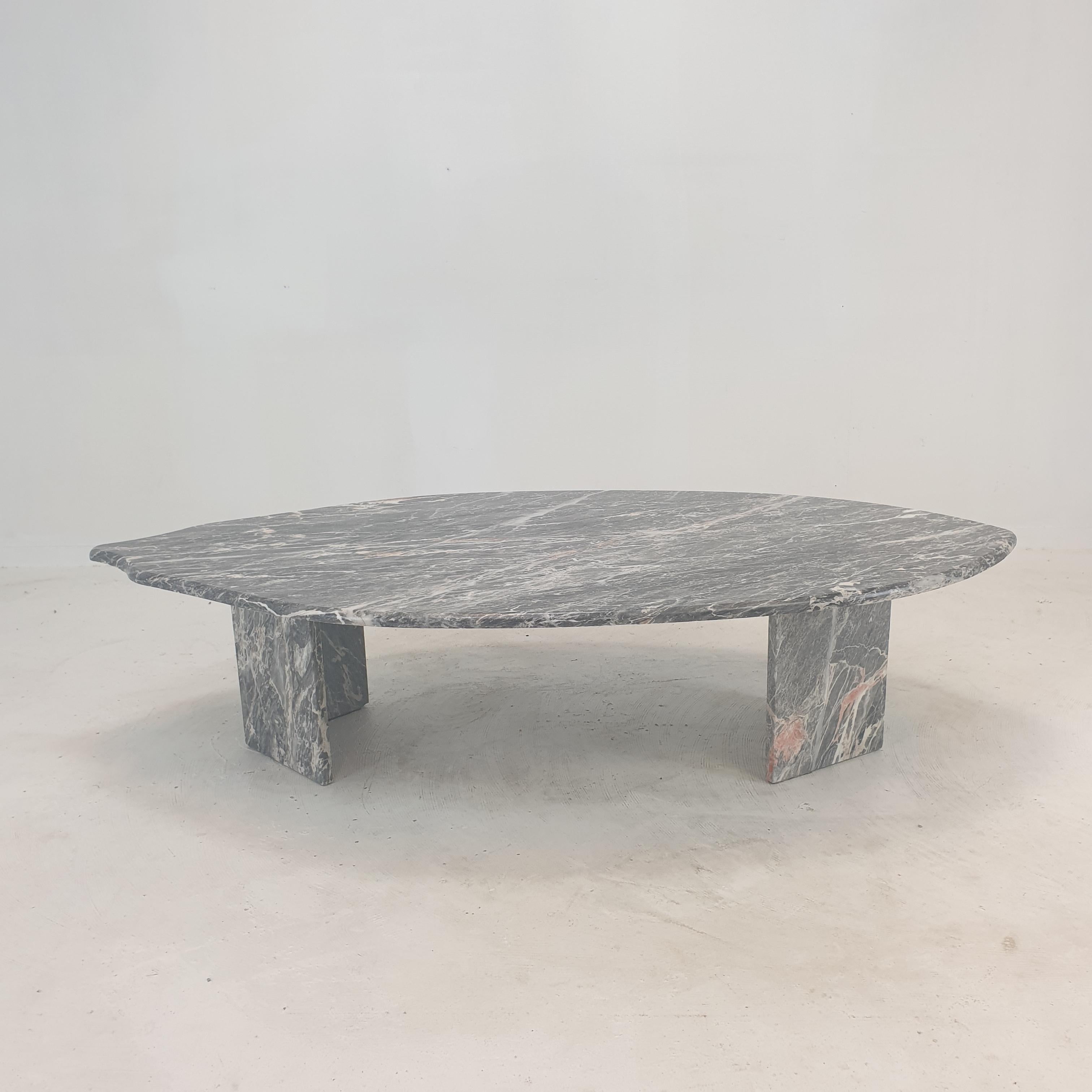 A very nice Italian Coffee Table handcrafted out of marble in the 80's.
The fabulous marble features a beautiful pattern of different colors. 

The beautiful top has the shape of a leaf.
It is possible to vary the position of the feet.

We