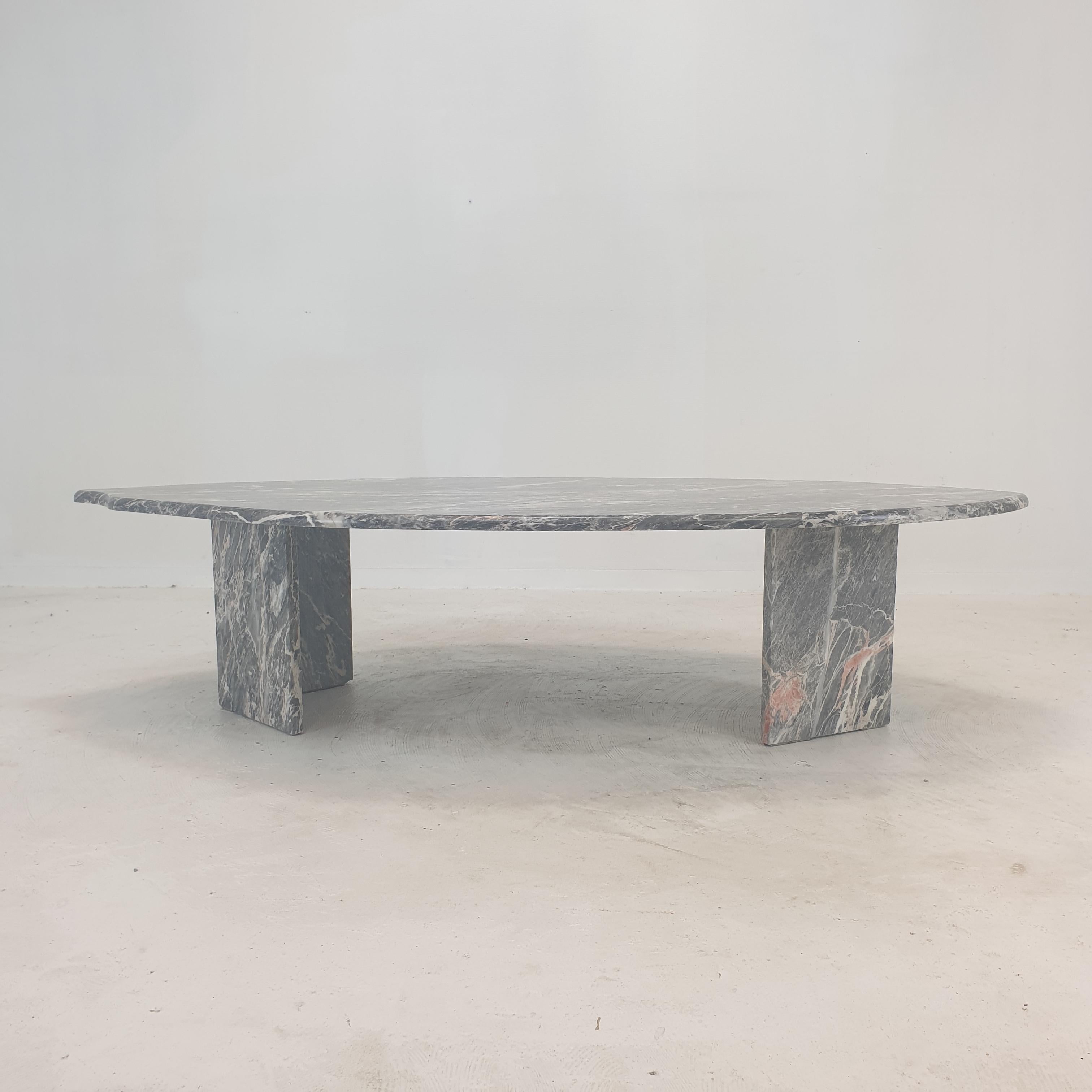 Marbre Table basse italienne en forme de feuille de marbre, années 1980 en vente