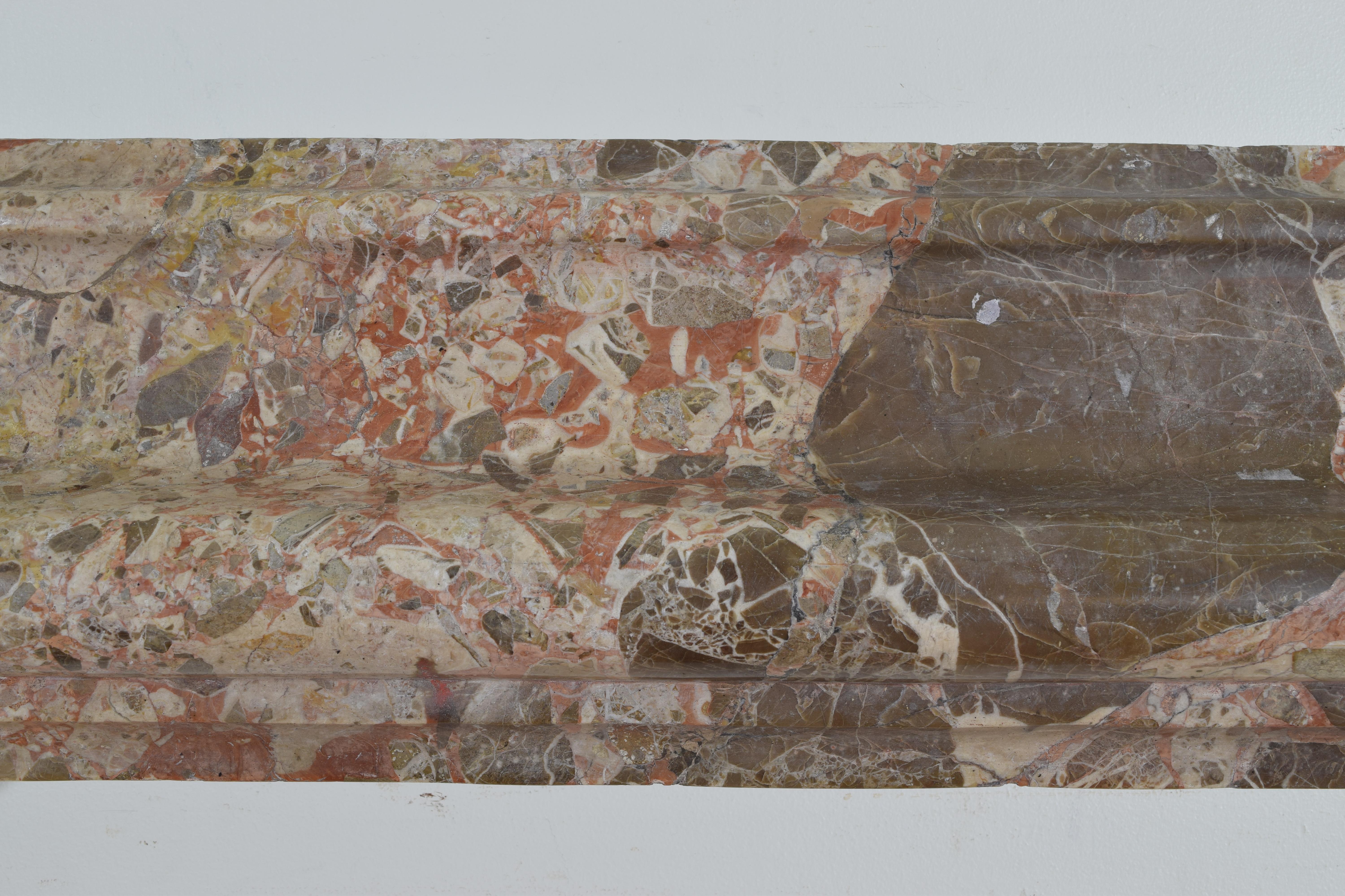 Italienischer Marmor-Kaminsims aus dem frühen 18. Jahrhundert, Louis XIV.-Periode im Angebot 4