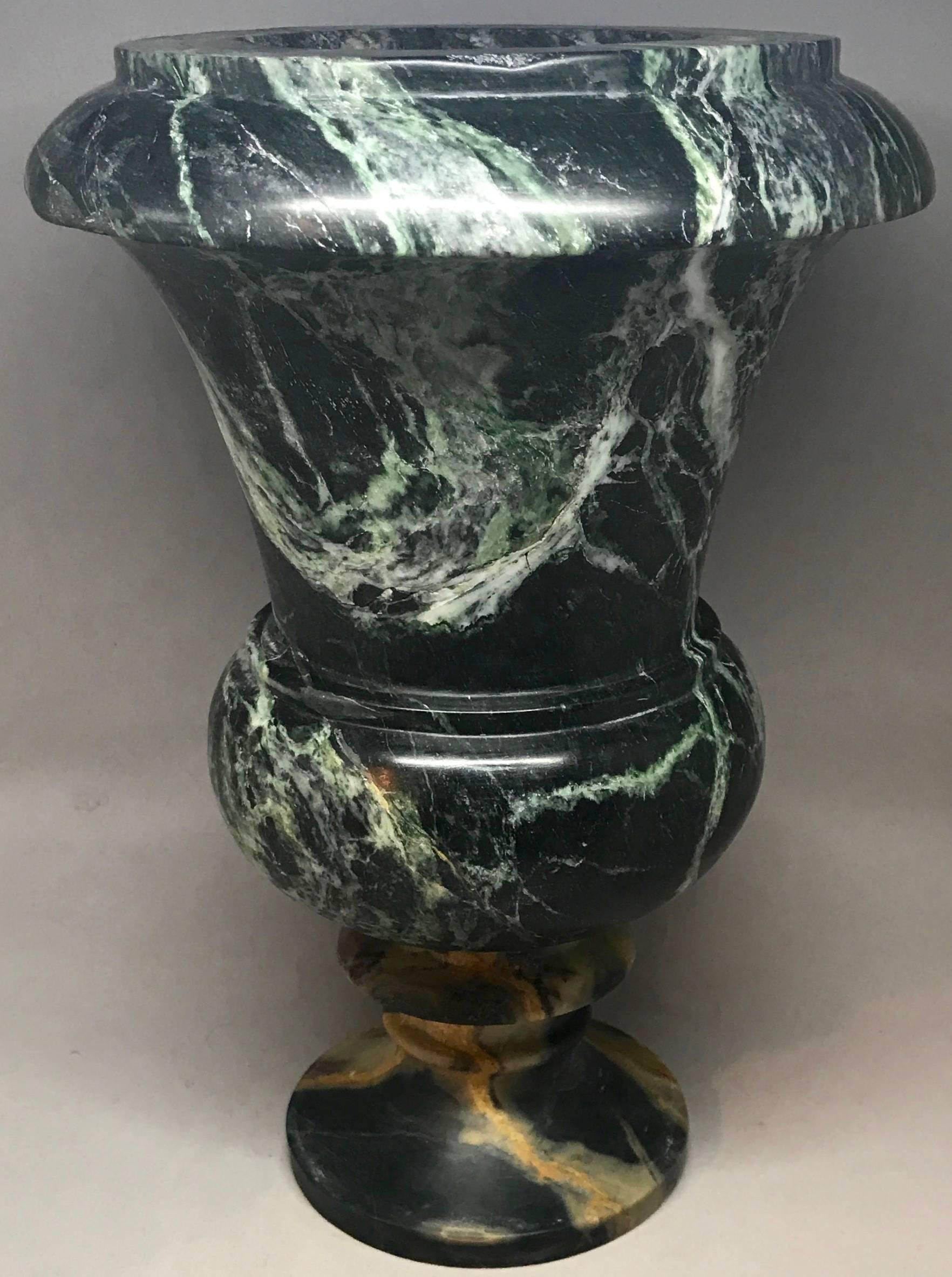 Vase de style Médicis en marbre italien. Vintage vase en marbre richement veiné dans le style Medici avec un sommet sculpté Verde Alpi et une base fior di pesca, Italie, circa 1925.
Dimensions : 9