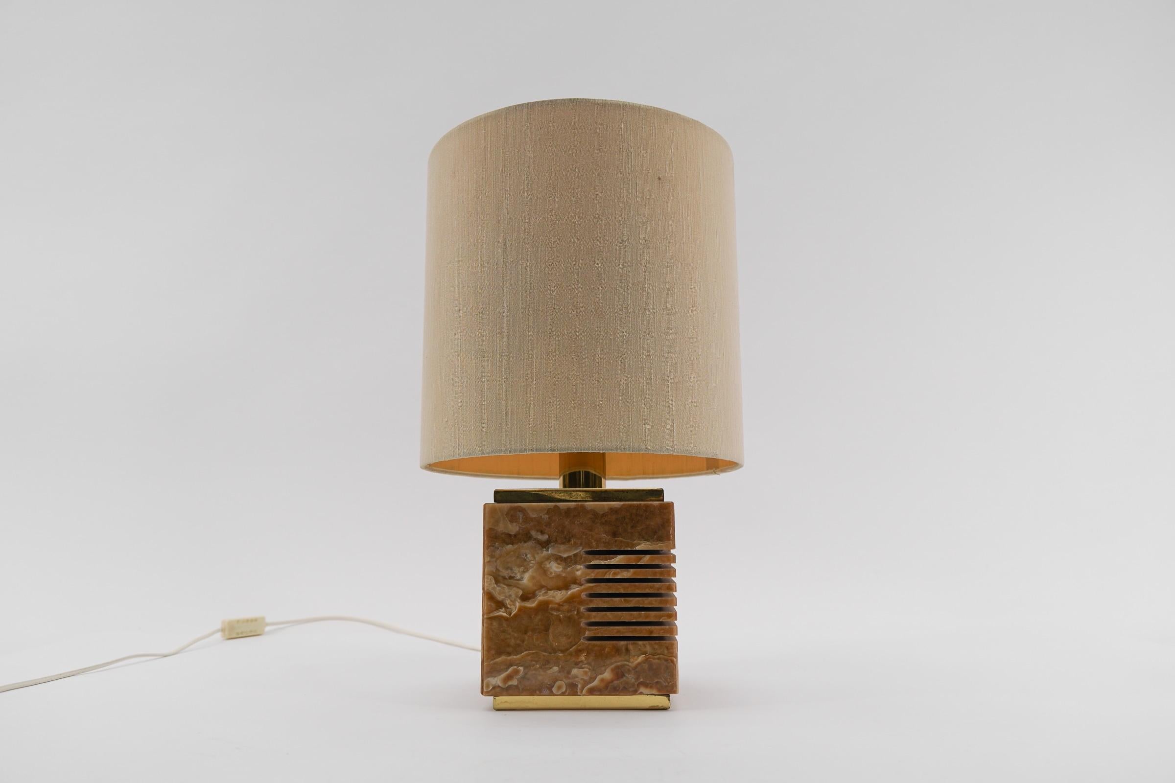 Executed in marble, brass and fabric. The lamp need 1 x E27 / E26 Edison screw fit bulb, is wired, in working condition and runs both on 110 / 230 volt.

Our lamps are checked, cleaned and are suitable for use in the USA. For usage in US you would