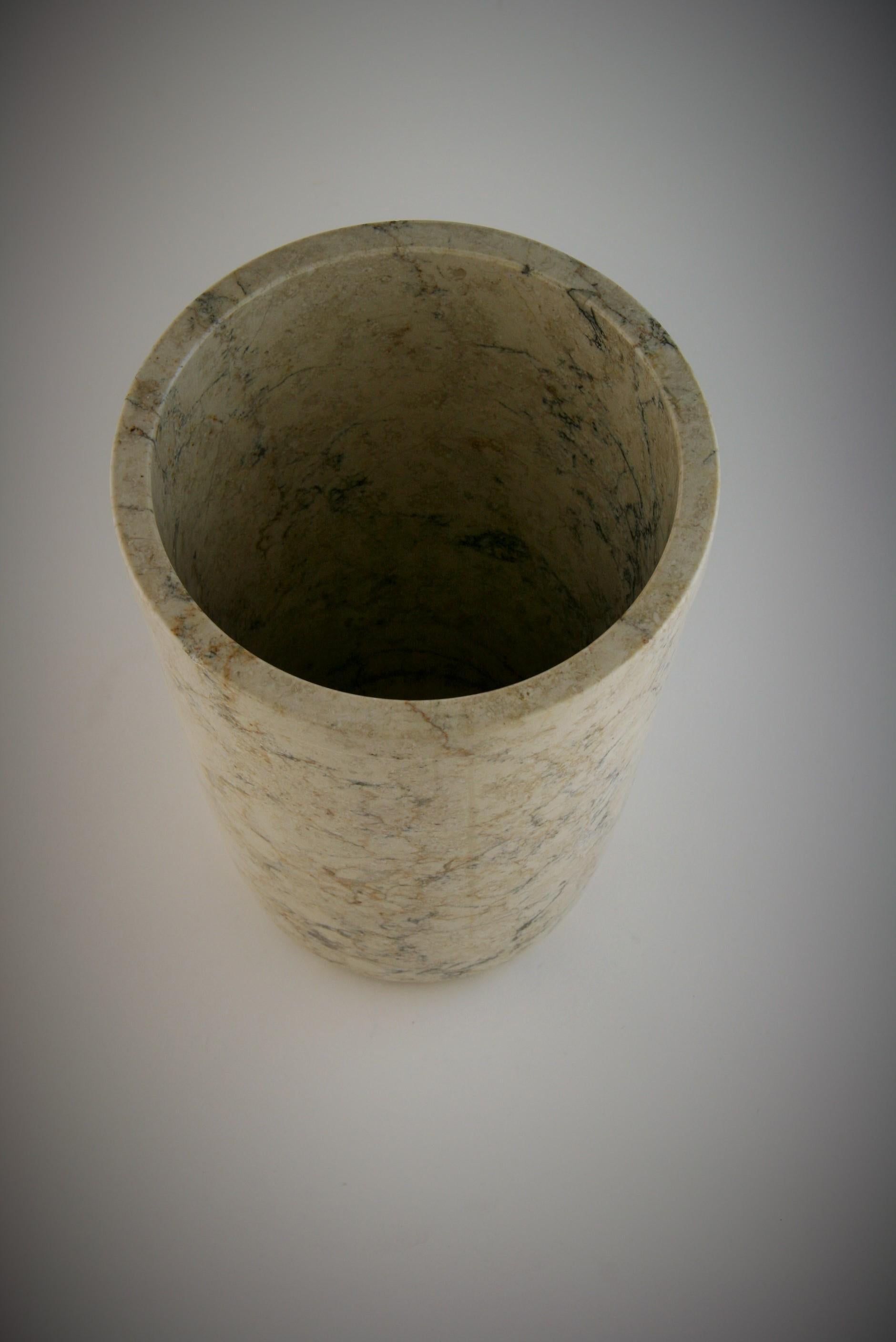 Vase/ Rafraîchisseur à vent effilé minimaliste en marbre italien en vente 2