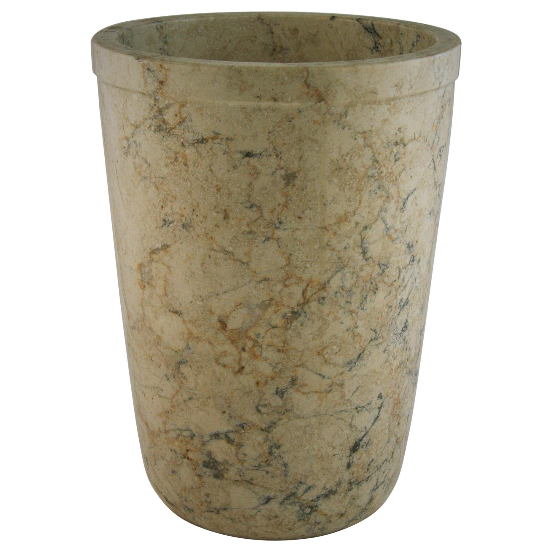 Vase/ Rafraîchisseur à vent effilé minimaliste en marbre italien en vente