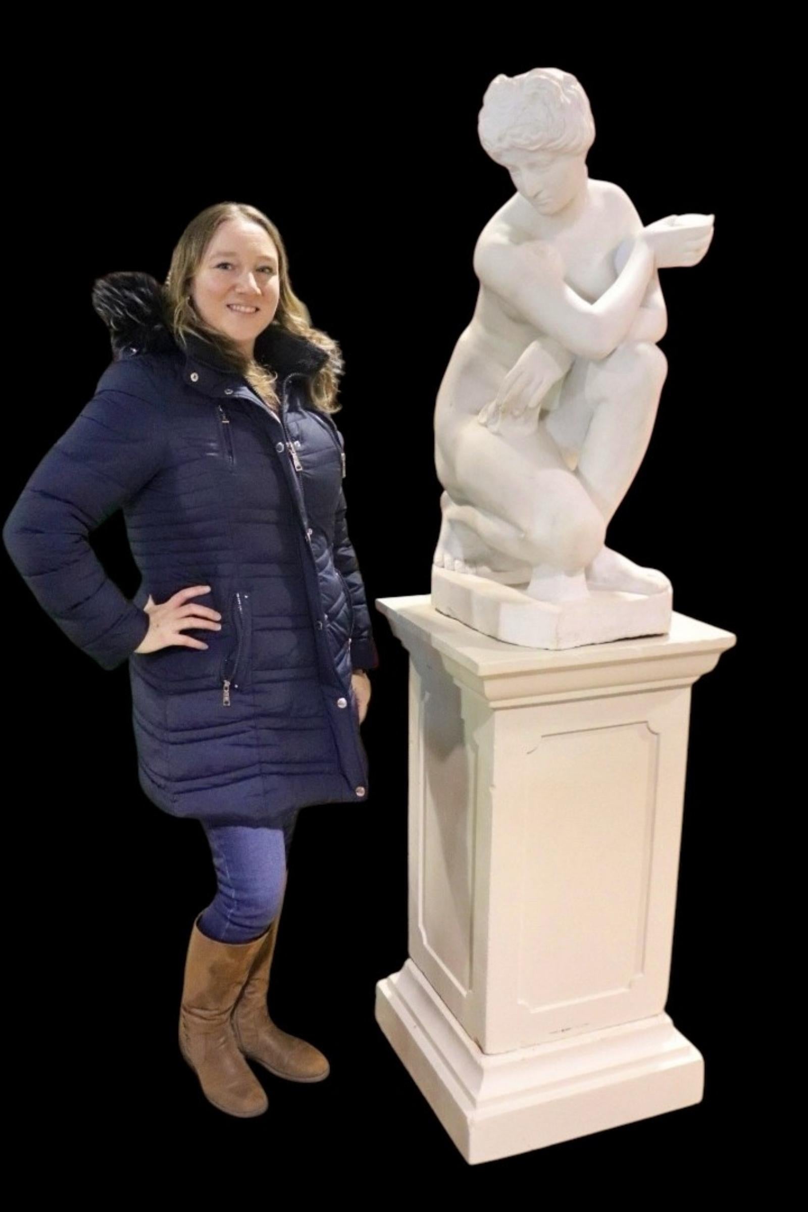 Scultura in marmo di donna nuda in posizione inginocchiata su un piedistallo in cemento a tre pezzi.  



Dimensioni:

Scultura di 35