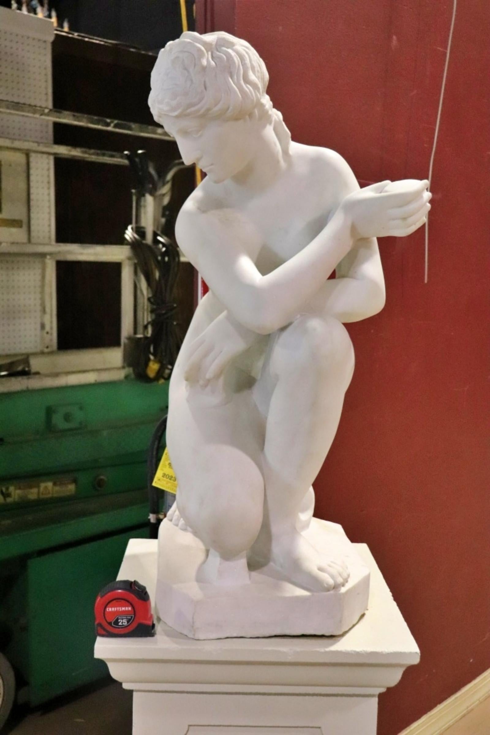 Neoclassico Scultura italiana di nudo in marmo su piedistallo in pietra di composizione, circa anni '50 in vendita