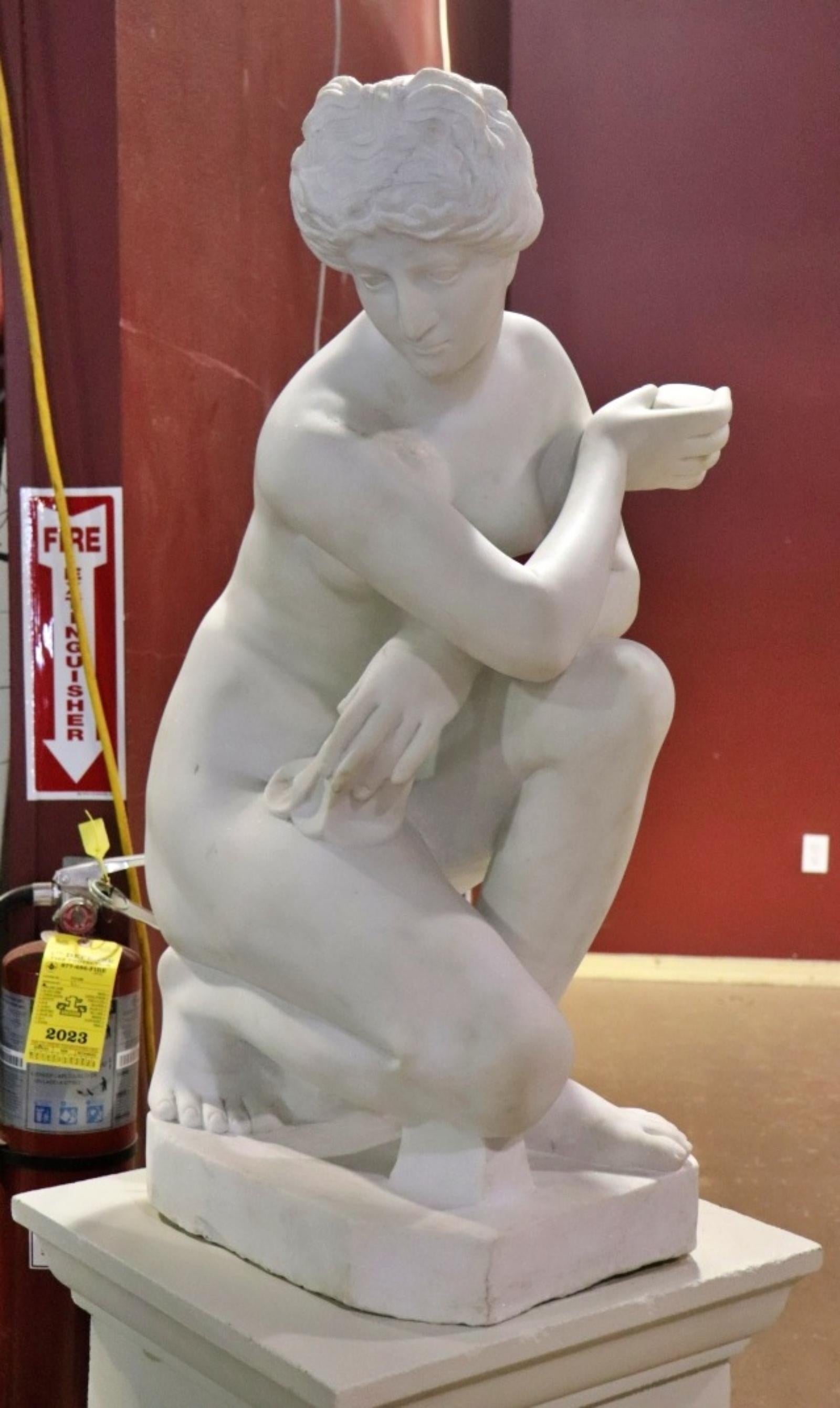 Italiano Scultura italiana di nudo in marmo su piedistallo in pietra di composizione, circa anni '50 in vendita