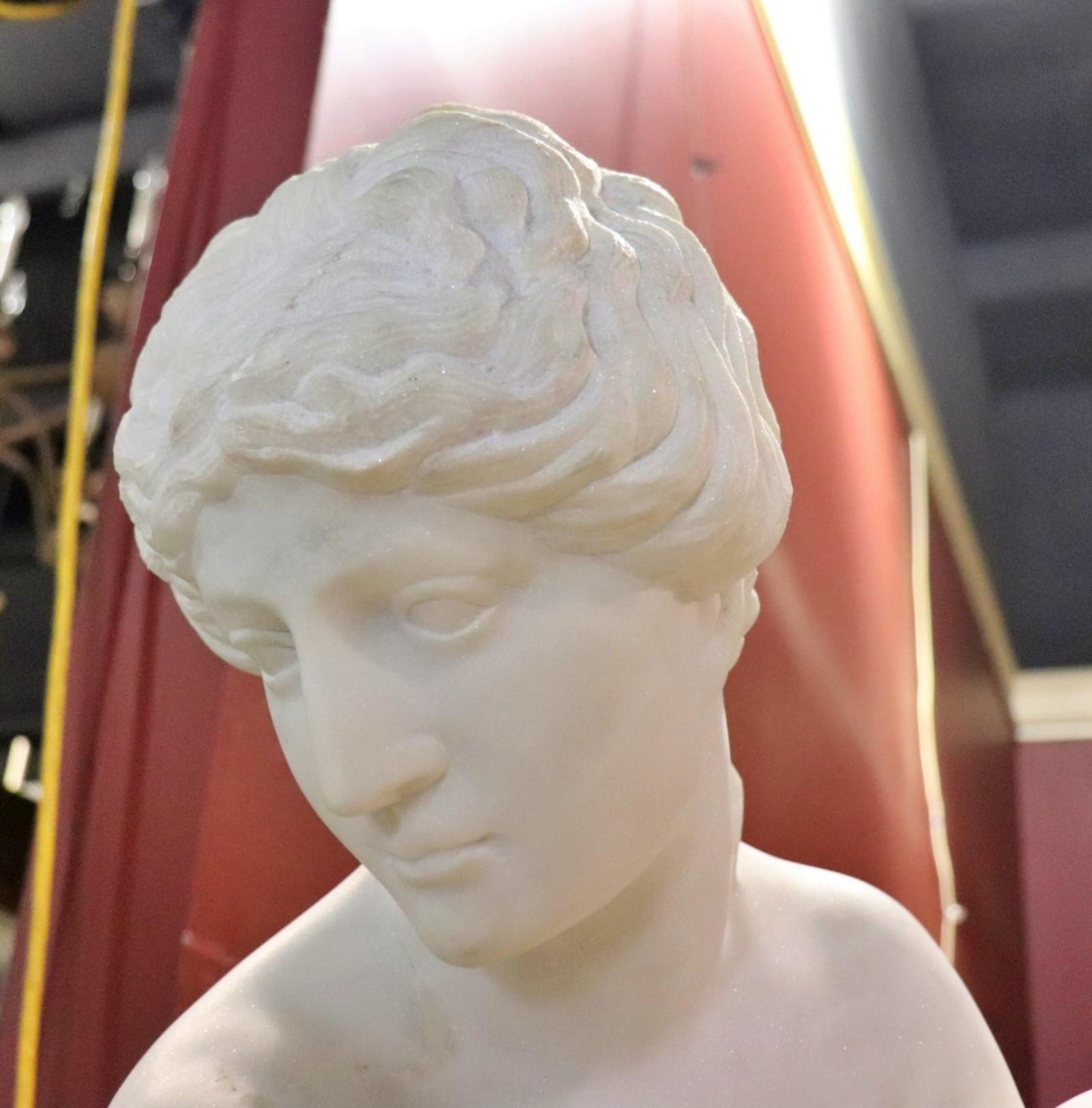 Scultura italiana di nudo in marmo su piedistallo in pietra di composizione, circa anni '50 In condizioni buone in vendita a Swedesboro, NJ