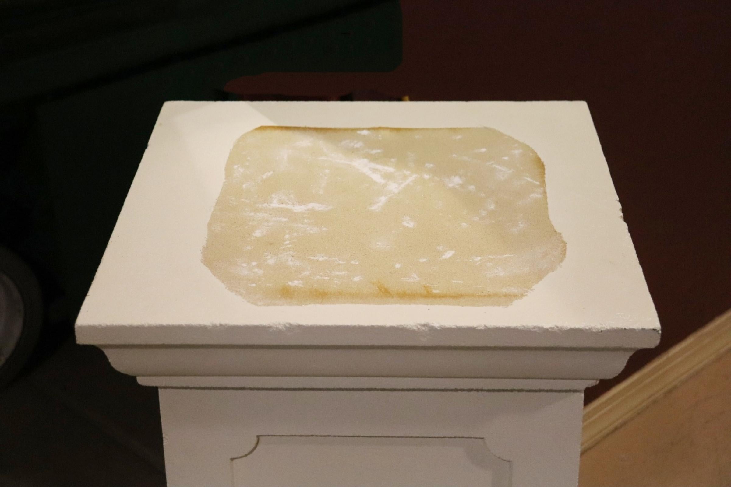 Scultura italiana di nudo in marmo su piedistallo in pietra di composizione, circa anni '50 in vendita 1