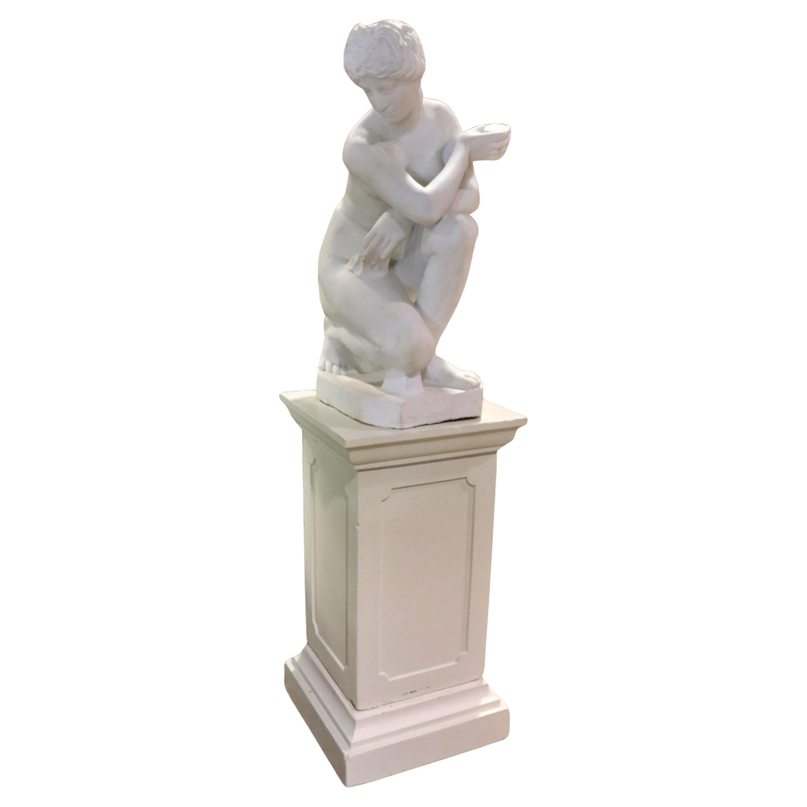 Escultura italiana de mármol desnuda sobre pedestal de piedra compuesta Circa 1950s