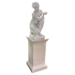 Escultura italiana de mármol desnuda sobre pedestal de piedra compuesta Circa 1950s