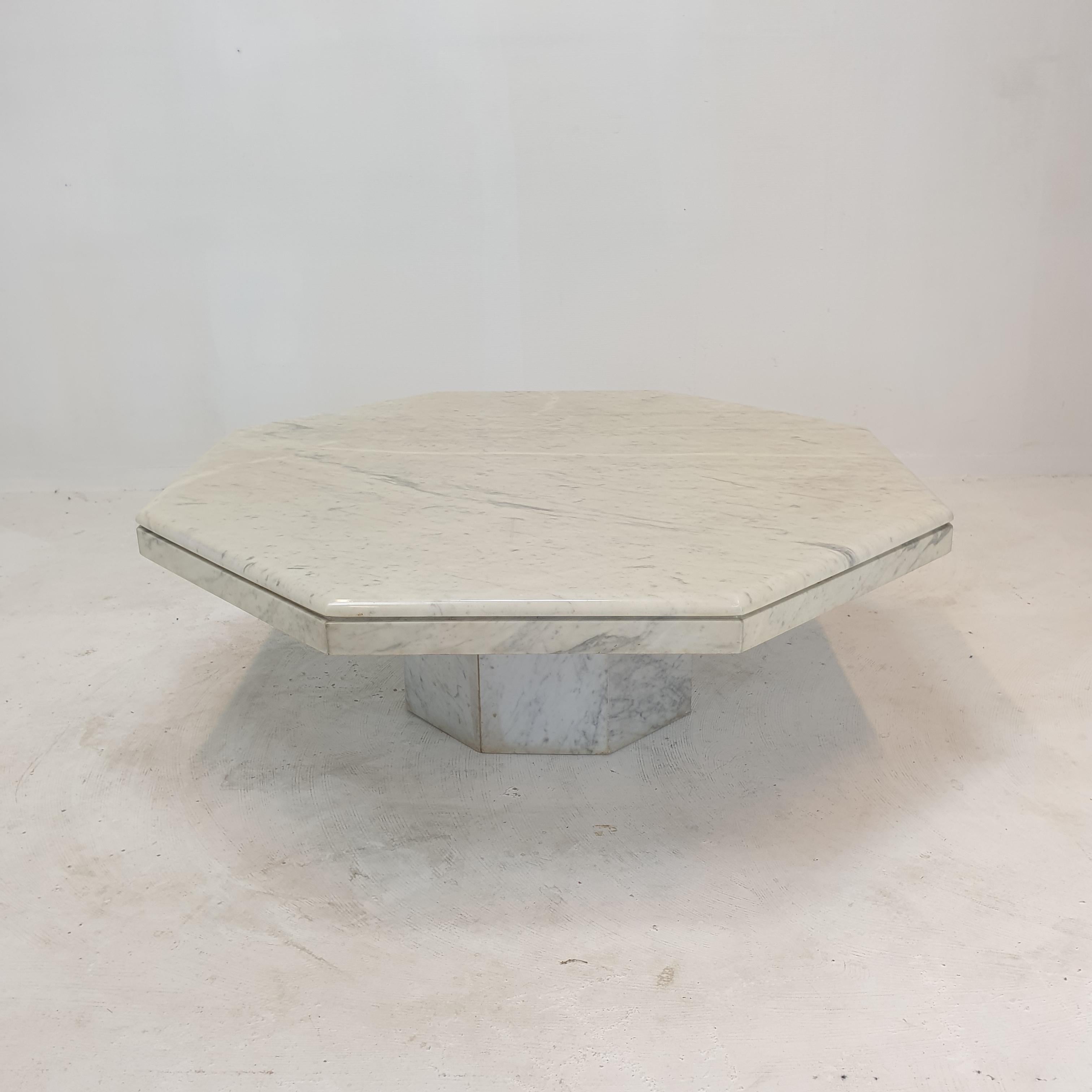 Very nice Italian coffee table handcrafted out of marble, 1980's.

The beautiful octagon top is rounded on the edge. 
It is made of beautiful marble.

It has the normal traces of use, see the pictures.

We work with professional packers and