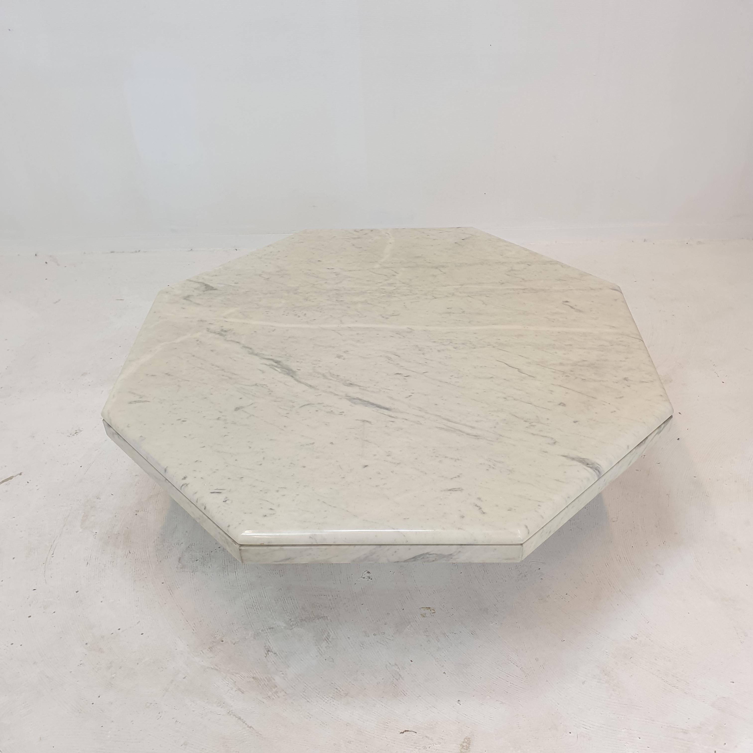 Italian Marble Octagon Coffee Table, 1980's In Good Condition For Sale In Oud Beijerland, NL