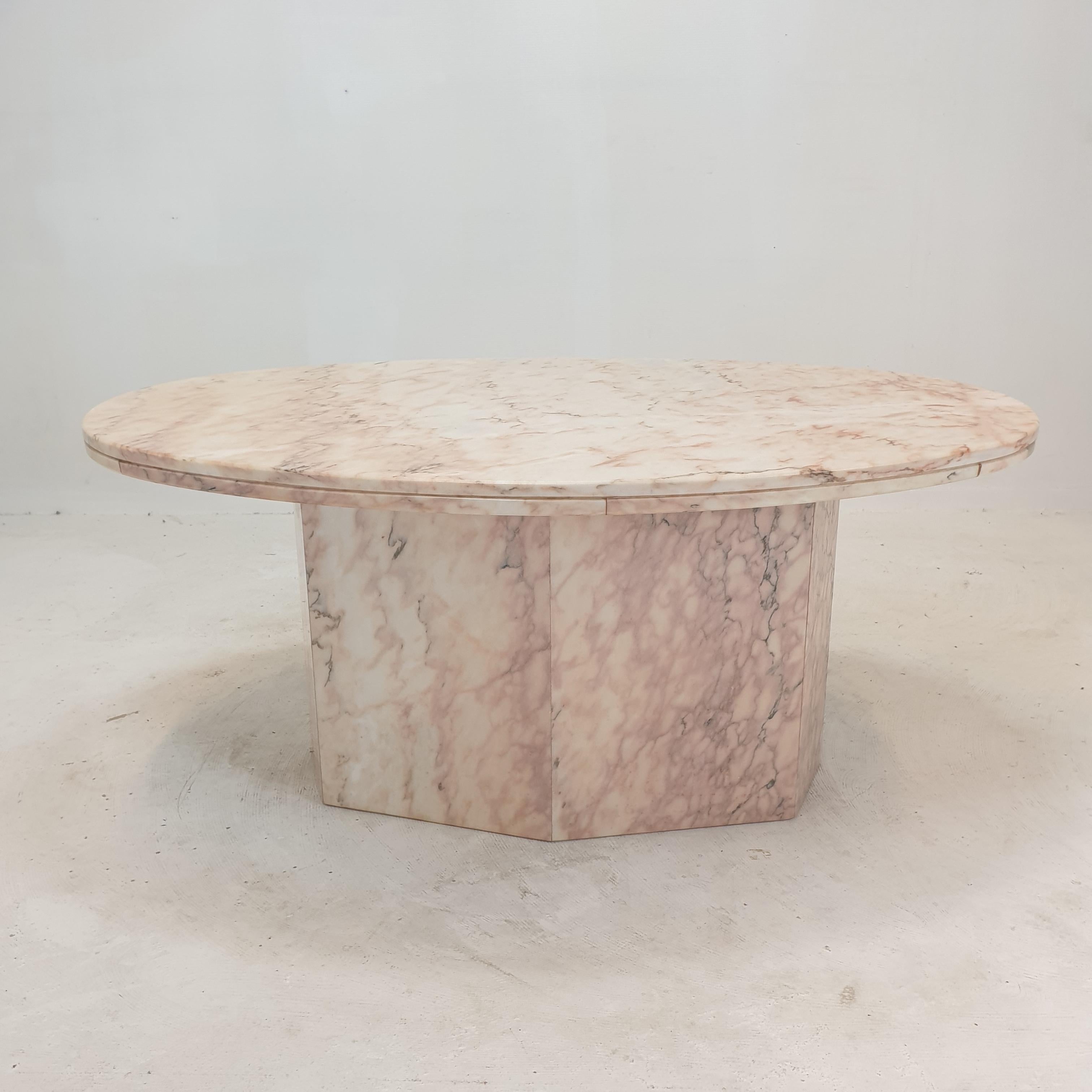 Extraordinary Italian coffee table handcrafted out of marble, 1970's.

The oval top and base are made of very beautiful marble.
The fabulous marble features a very nice pattern of different colors.

It has the normal traces of use, see the